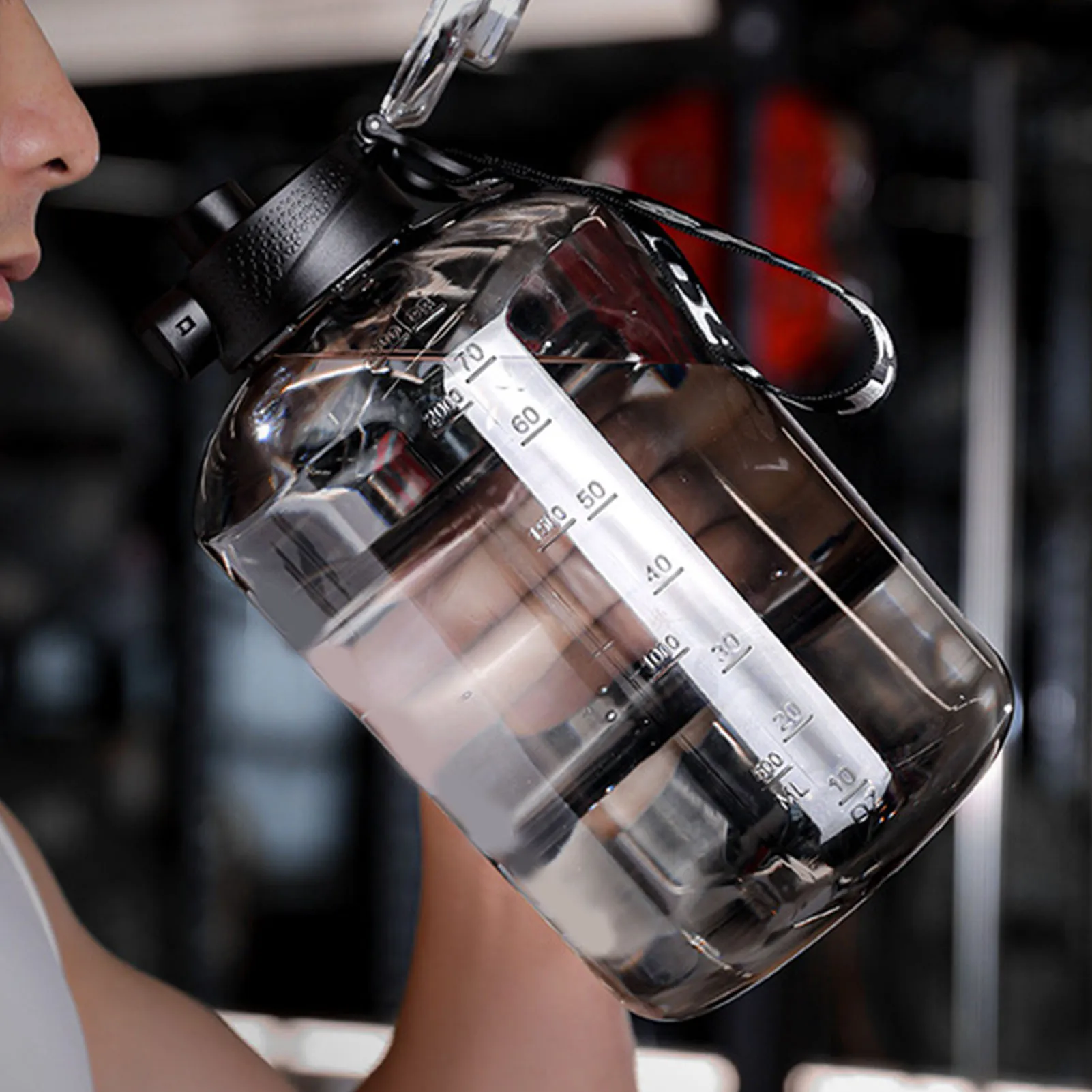 

Портативная бутылка для воды, простая в использовании, большой объем 1,7 л, утолщенный пластиковый контейнер для питья, для занятий спортом, фитнесом, повседневного использования.