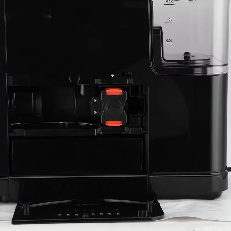 Wydajny automatyczny ekspres do espresso z szybkim systemem parzenia i dużym zbiornikiem na wodę, do użytku domowego i biurowego.