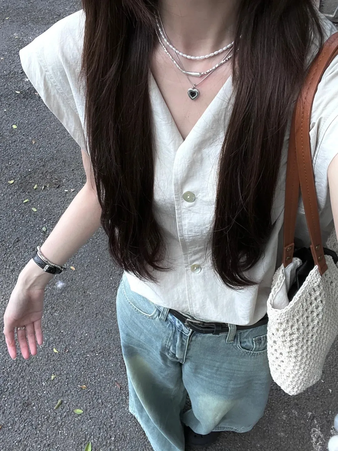 

Elegant White V-Neck Sleeveless Shirt Women's Summer New Simple Design High-End Feel Loose Fit Button-Up Top