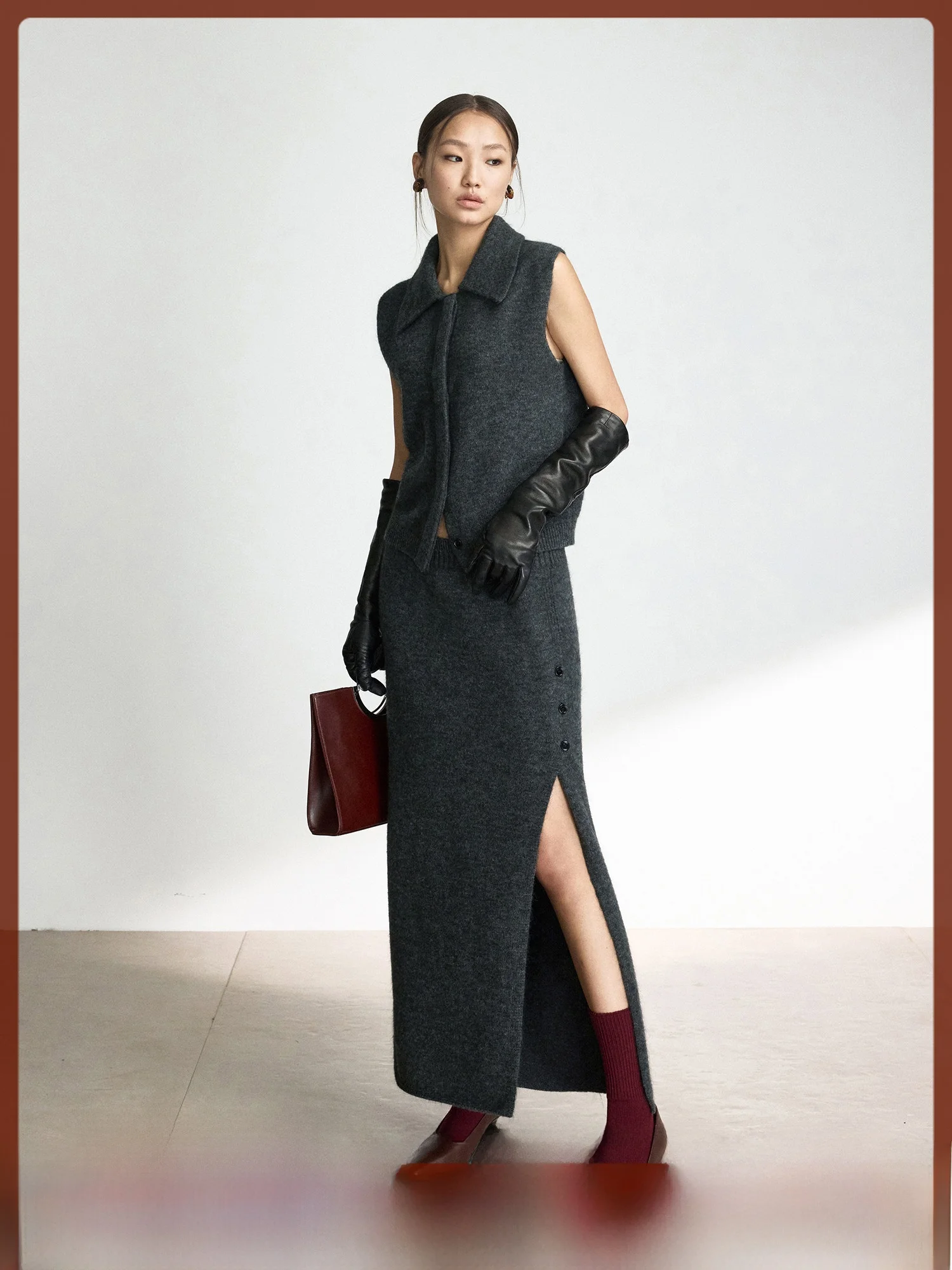 

Невоичный комплект юбки с боковым разрезом из жилета из люмистой шерсти альпаки от Mali Studios для современной рабочей женщины