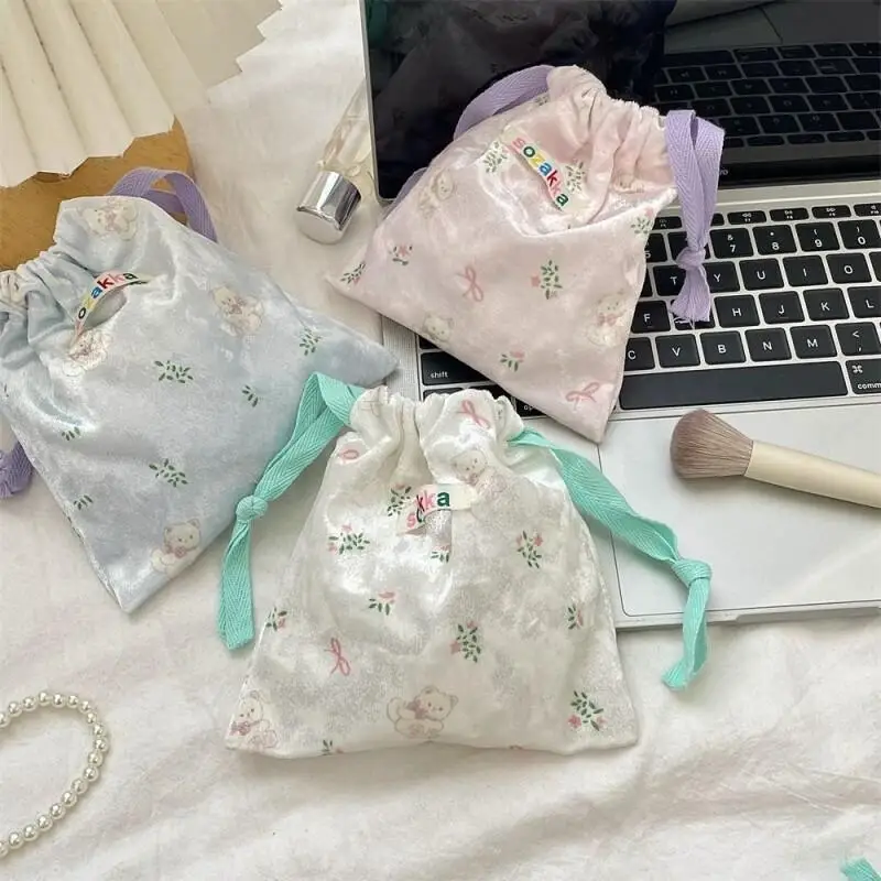 كارتون لطيف الدب الصغير الأزهار الرباط حقيبة التخزين المرأة مجوهرات أحمر الشفاه حقيبة مستحضرات تجميل محفظة نسائية للعملات المعدنية حقيبة سفر متعددة الوظائف