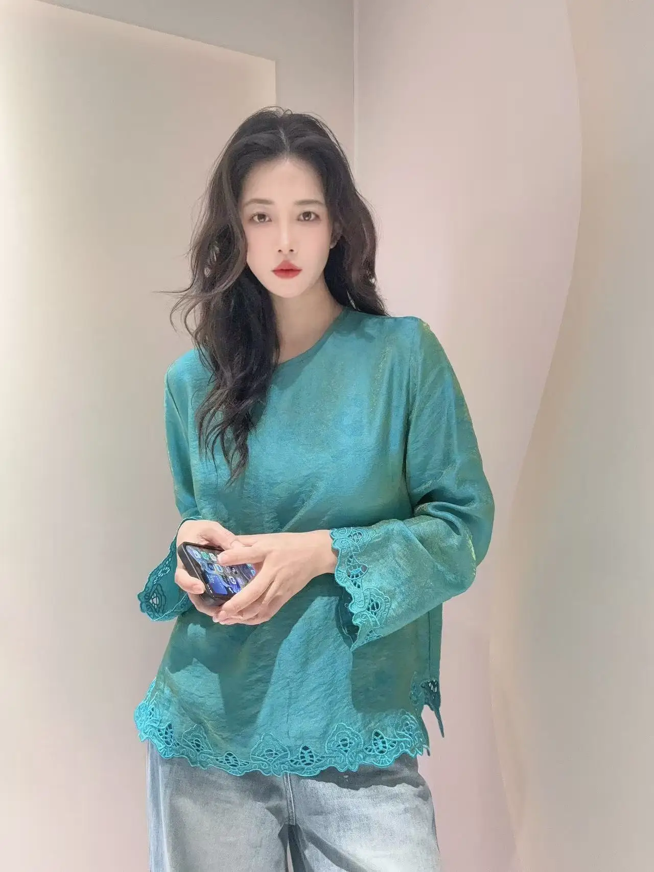 

Новая осенняя женская блузка Ханьфу из легкого шелка с четырехцветным цветочным узором, визуально стройнящая, в китайском национальном стиле, с коротким рукавом.