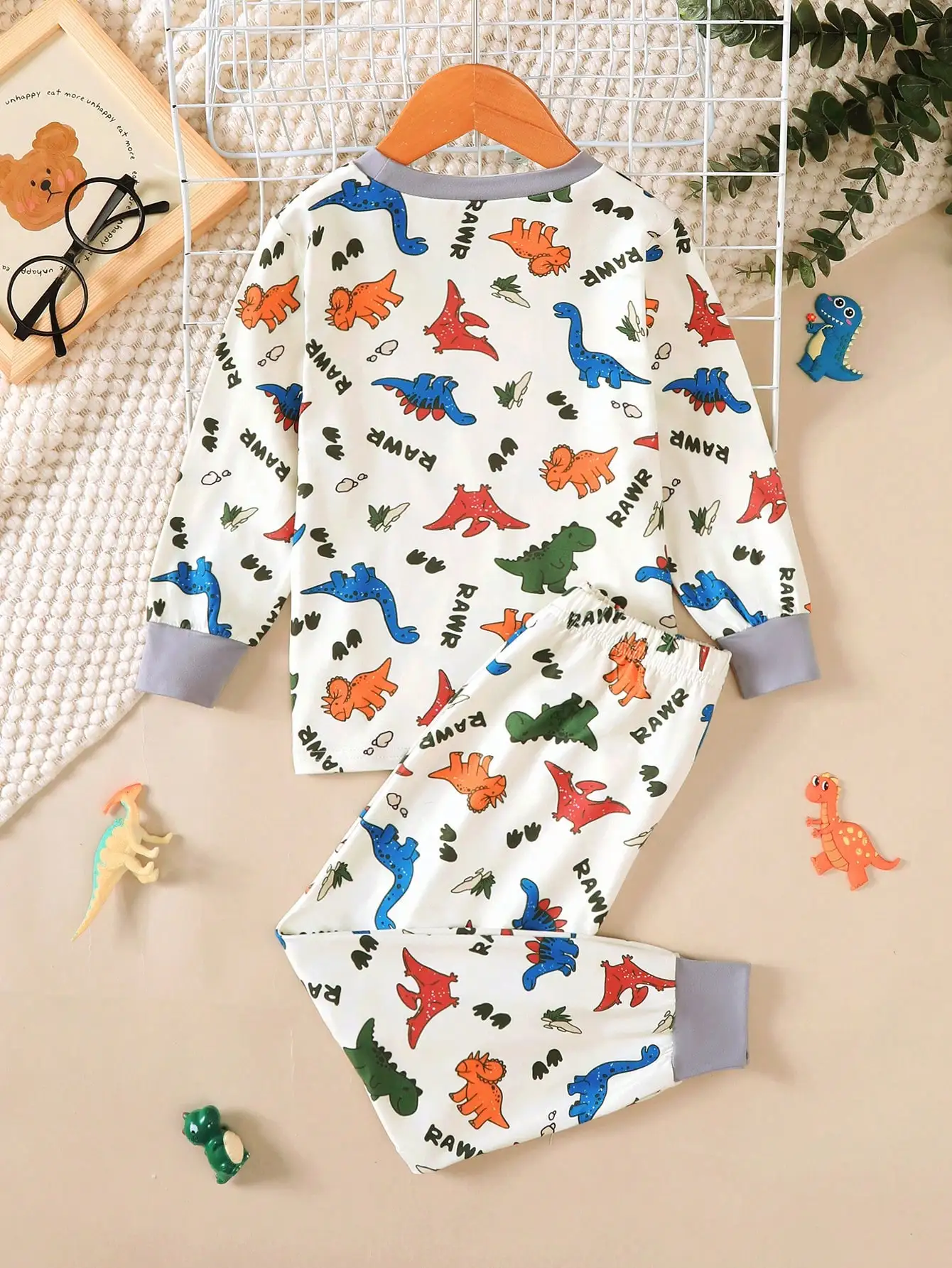 Autumn Boys' Stylish Cartoon Dinosaur Pattern Knit Soft Round-Neck Long-Sleeve Pullover Top and Elastic Waist Long Pants Two-Piece Set, Suitable for 2~7-Year-Old Boys' Spring and Autumn Outfits