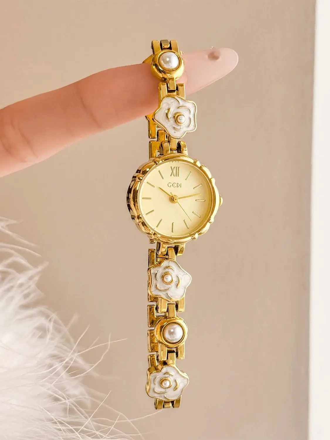 

Women's Watch Camellia Light Luxury Chain Strap Fashionable, Sophisticated Elegant Everyday Commuter Quartz Watch Perfect Gift