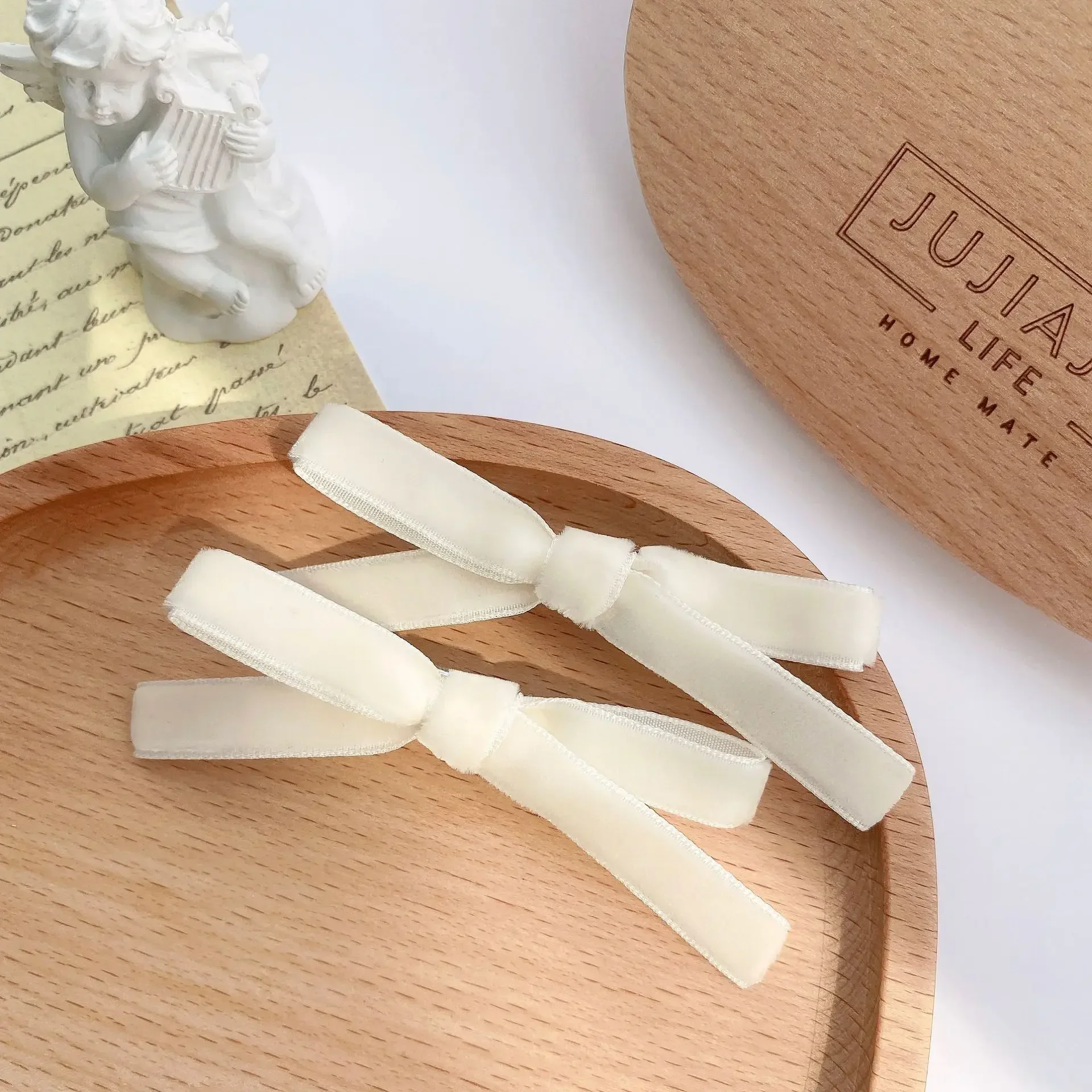 סיכת פרפר קטיפתית 