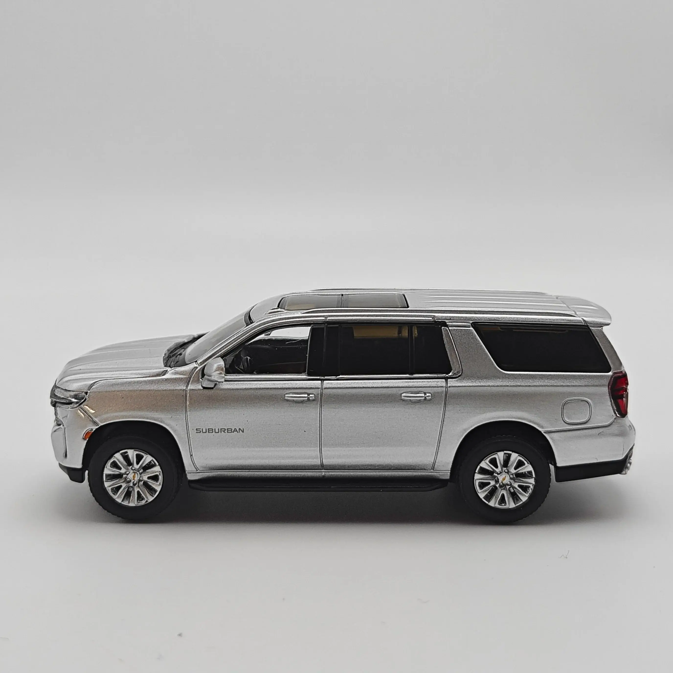 MASSDI modèle 1: 64 Chevrolet banlieue SUV modèle de voiture en alliage