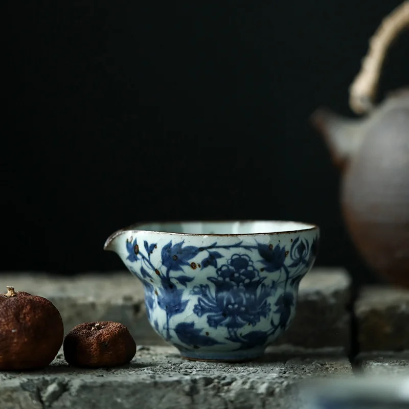 

Ceramic Fair Cup Hand Painted Blue and White Wood Kiln Interlock Branch Lotus Old Clay Gracked Glaze Tea Pot Fair Cup Jingdezhen