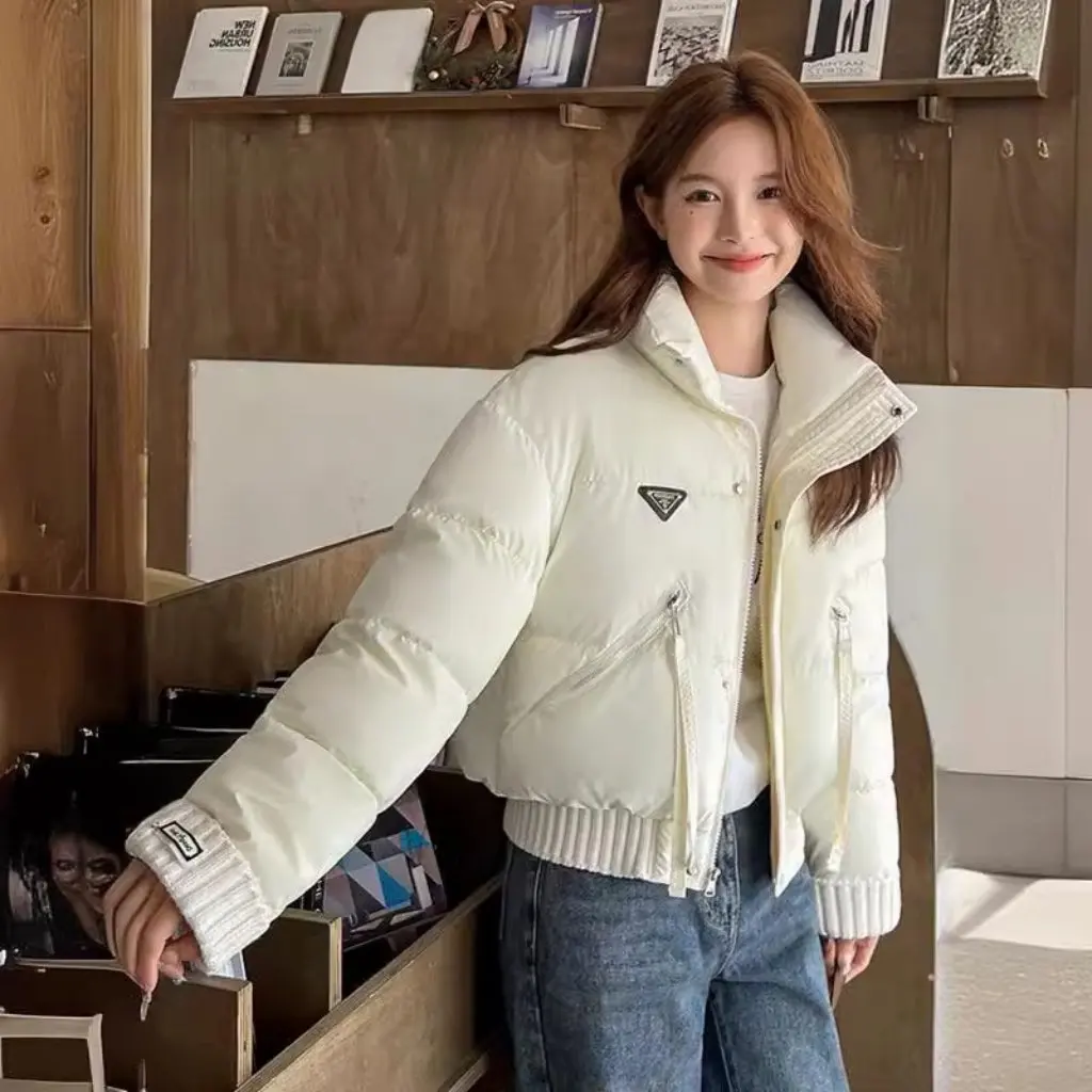 

Женская зимняя блестящая короткая куртка из искусственной кожи с хлопковой подкладкой и перьями, модное пальто в европейском стиле