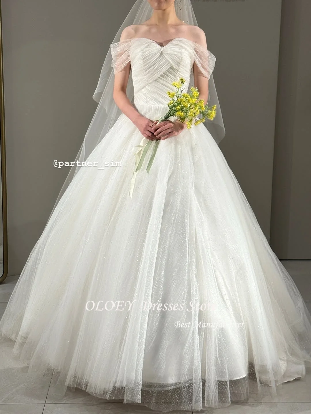 

OLOEY Shiny Off Shoulder A-line Cross Bow Tulle Korea Pleat Wedding Dresses Photo shoot Floor-Length Bride Gowns Customized 웨