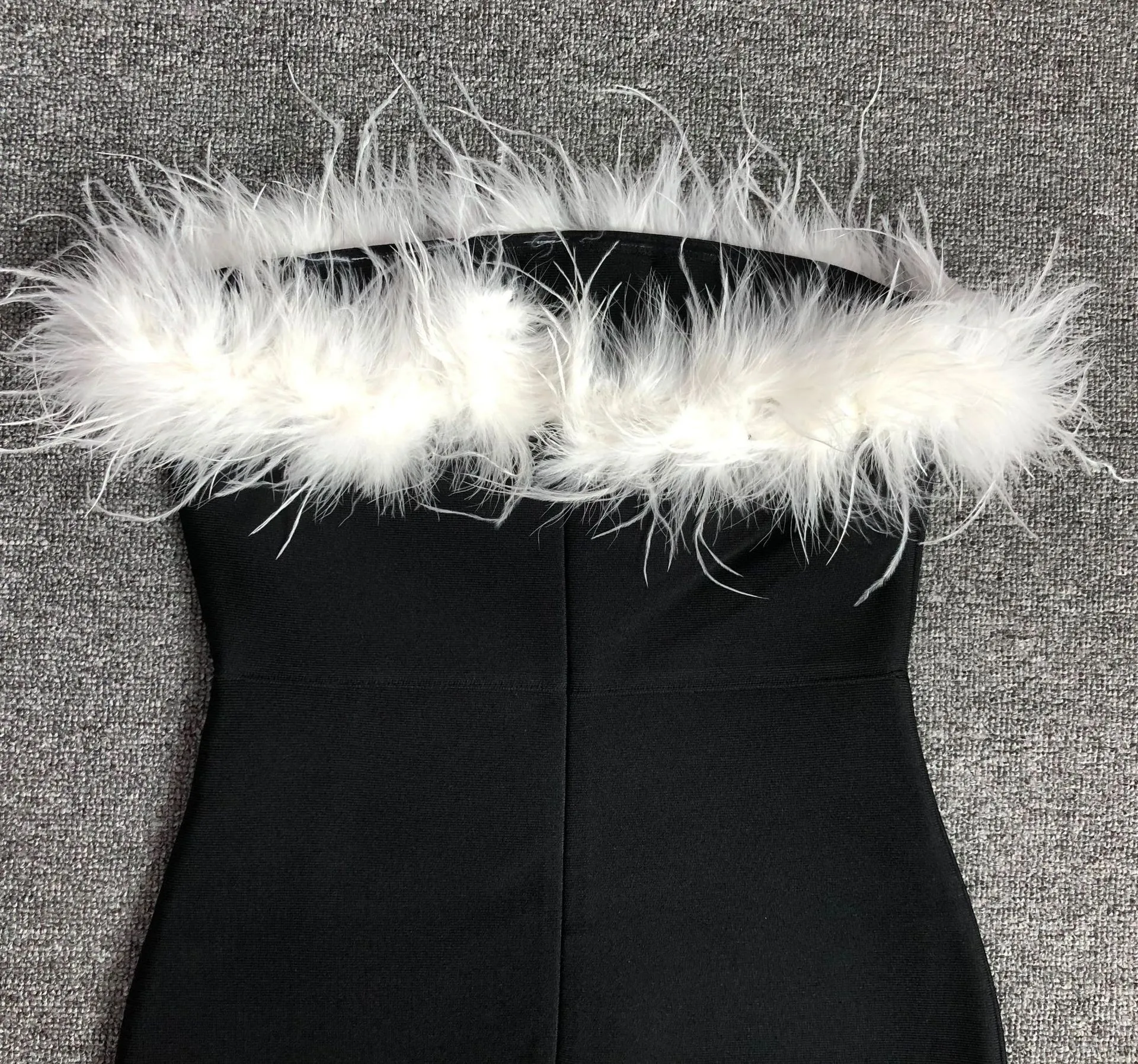 2025 Abito da donna sexy senza spalline in piume patchwork con spacco alto nero midi aderente con fasciatura estiva Abito da sera elegante da club