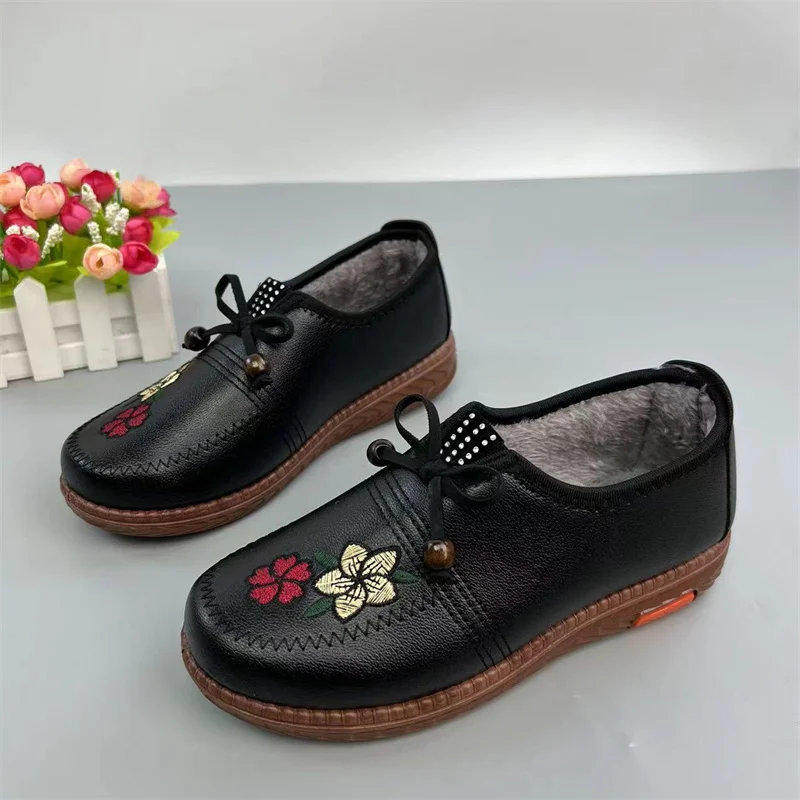 Woman elderly ladies slip on sneakers women non-slip mom's comfort walking flats 2025 Winter women's emboridery flower moccasins