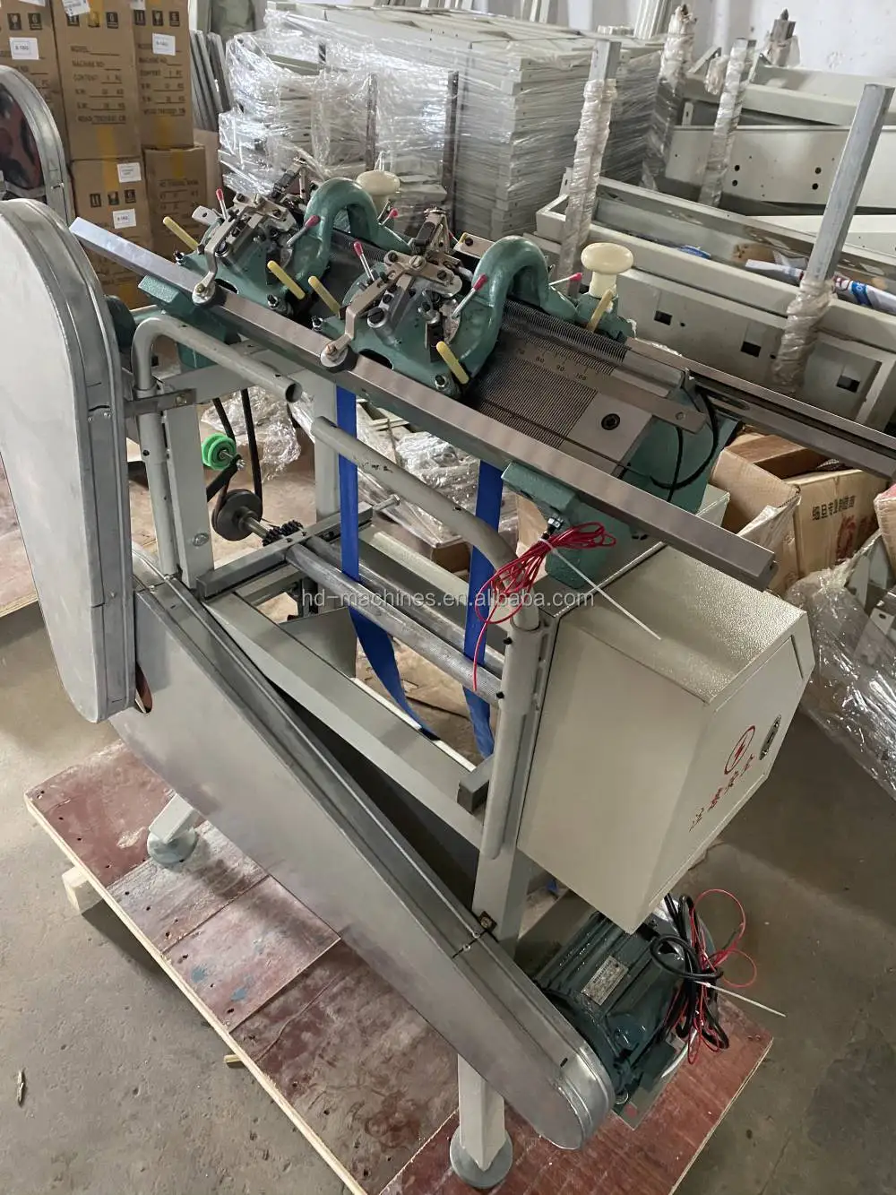 Macchina per maglieria automatica con abbottonatura semiautomatica per maglioni, cinture, stile a maglia piatta con motore a doppio metodo come componente centrale