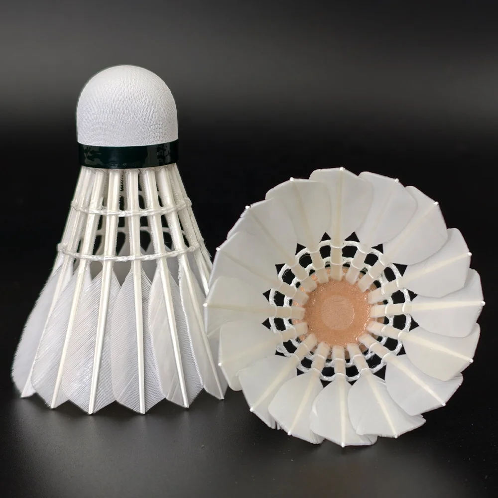 Piłeczka do badmintona turniejowa, z pióra gęsiego, zapewniająca konzystentny lot i wytrzymałość podczas zawodów.