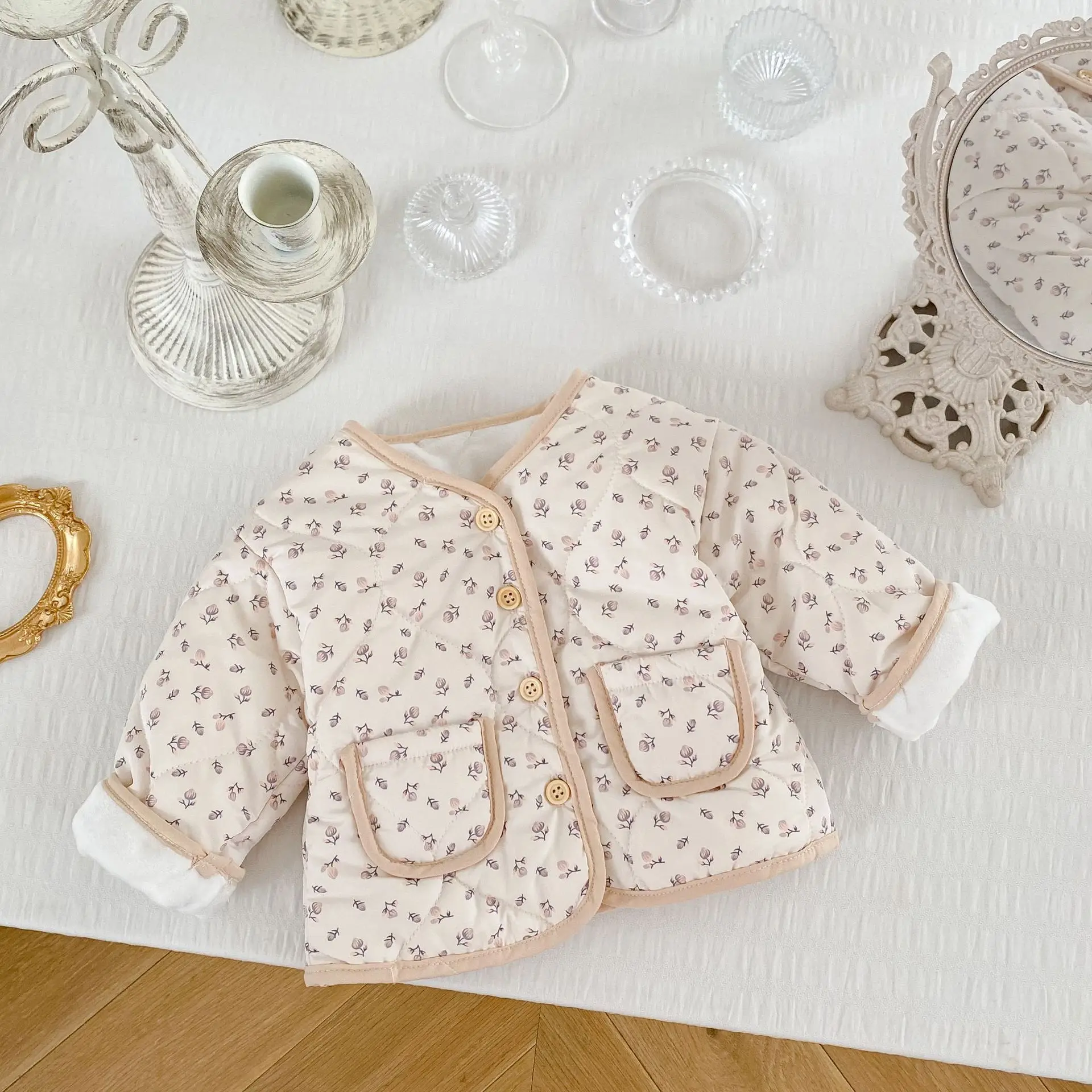 

Новая зимняя детская одежда для маленьких девочек 0-3 лет, куртка с цветочным принтом и универсальная стеганая куртка.