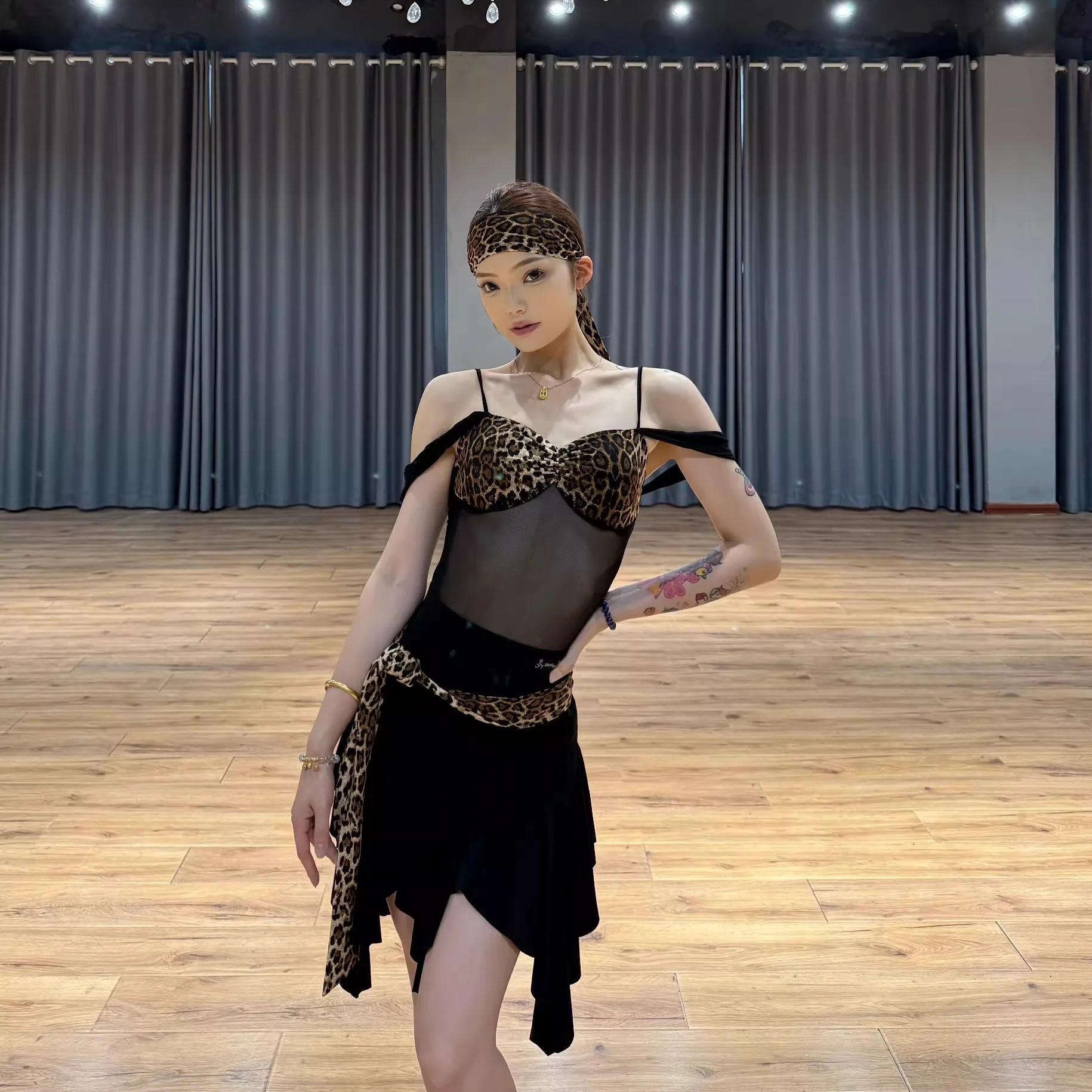 ชุดเต้นรำละตินสำหรับผู้หญิงจากสหราชอาณาจักร ลายเสือดาว เสื้อแบบผูกคอ ดีไซน์หรูหรา สำหรับฝึกซ้อมและการแสดงในงานเต้นรำบอลรูม