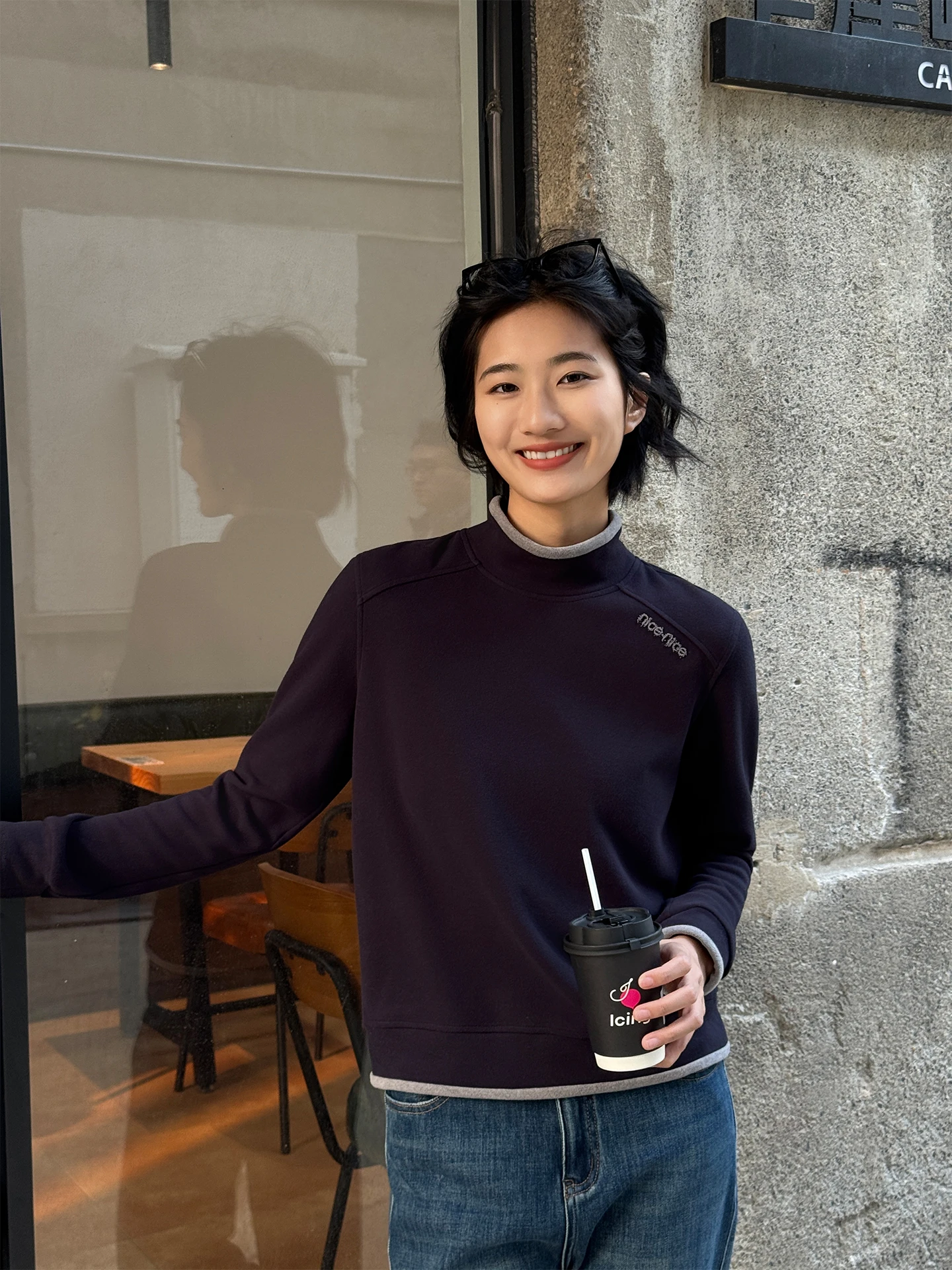 

Модный свитшот с высоким воротником и цветовыми блоками от Zhou Xiaoya, женская базовая одежда, зима 2025, новинка, свободный крой, смесовая шерсть