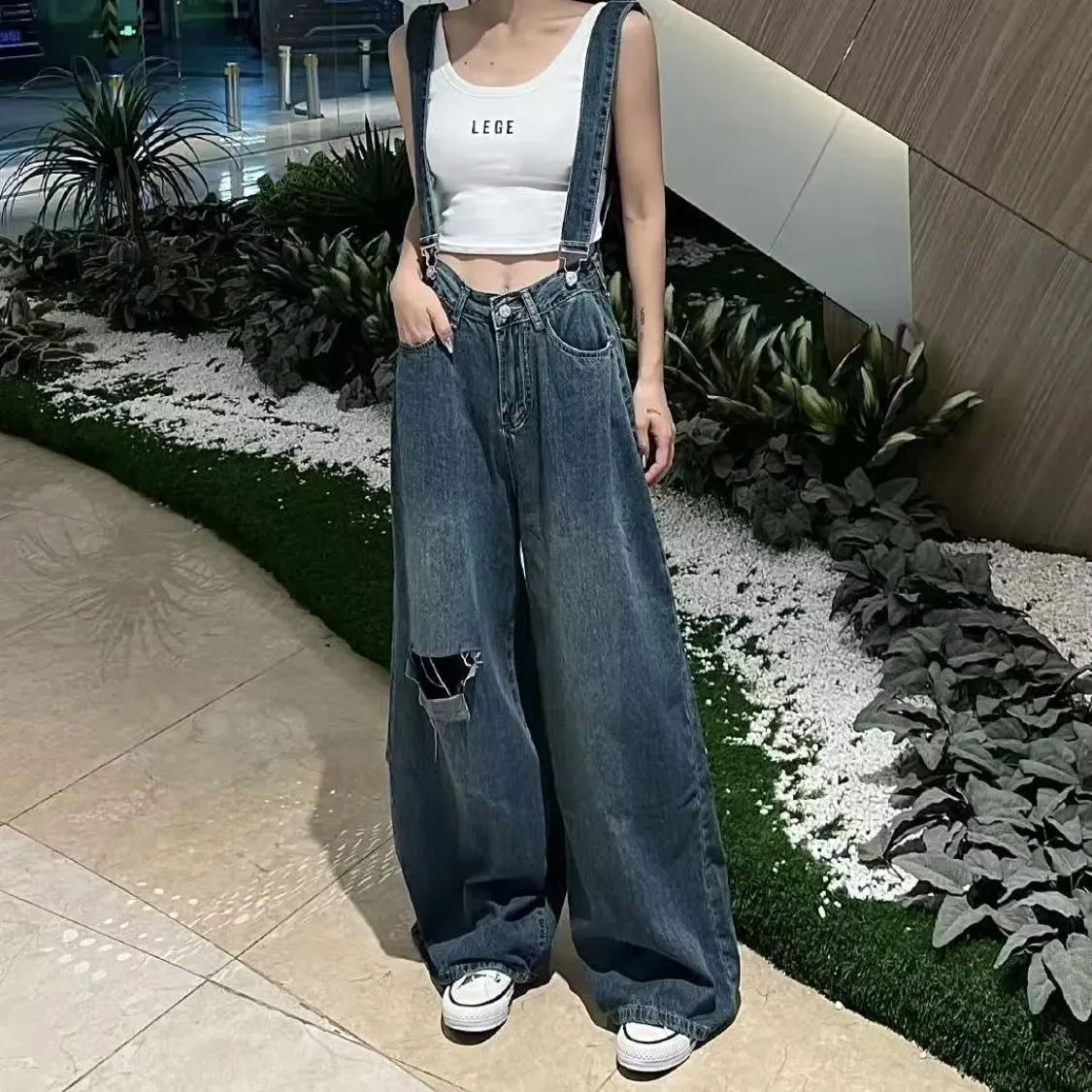 Hot Girl zerrissene Denim-Overalls für Damen, neue koreanische Version mit großen, lockeren, schlankmachenden und vielseitigen Jeans mit weitem Bein