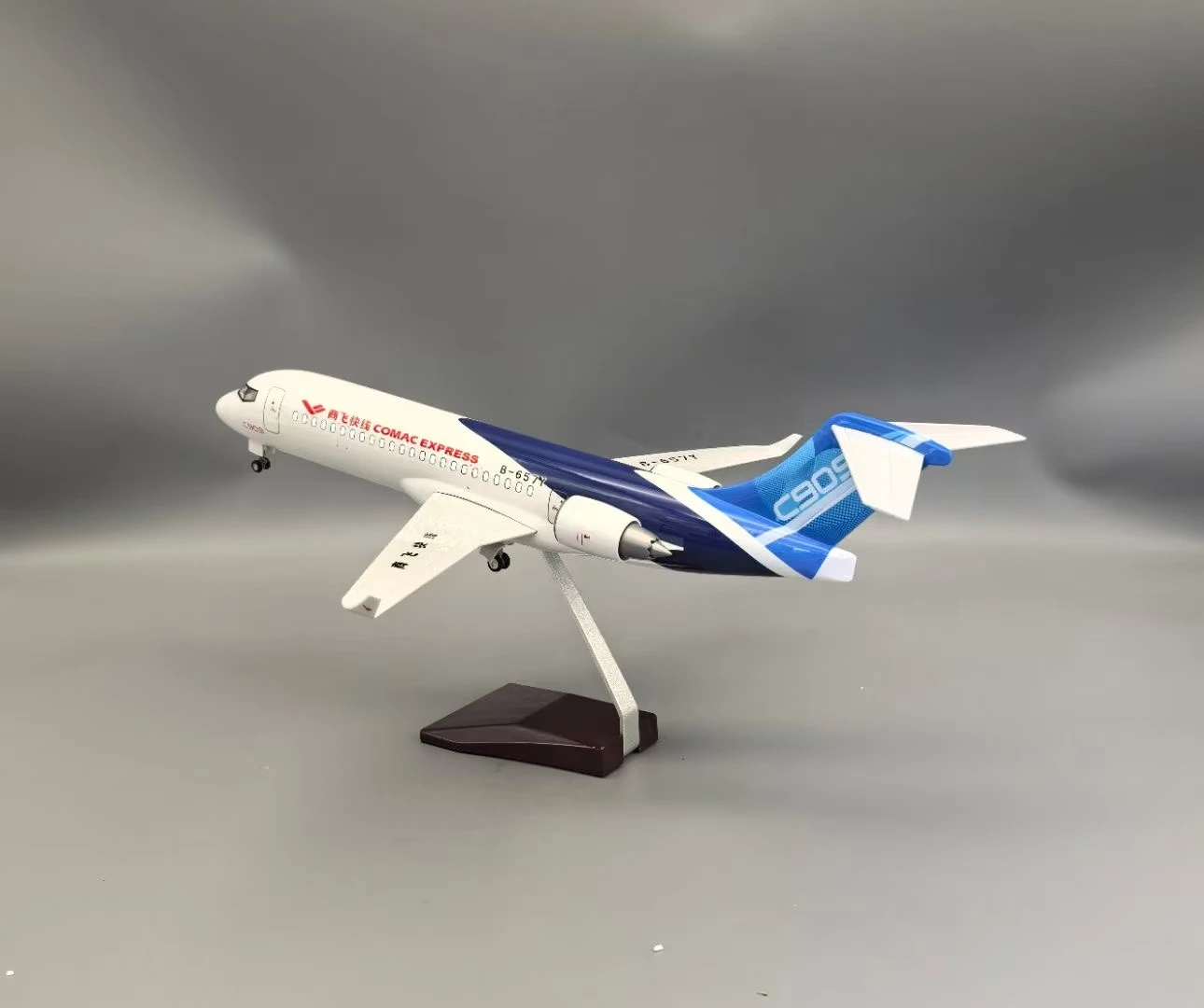 

47cm C909 Airliner ARJ21 Commercial Aircraft Model Scale 1/70 Airplane Model W Light and Wheel Souvenir Plane Collected
