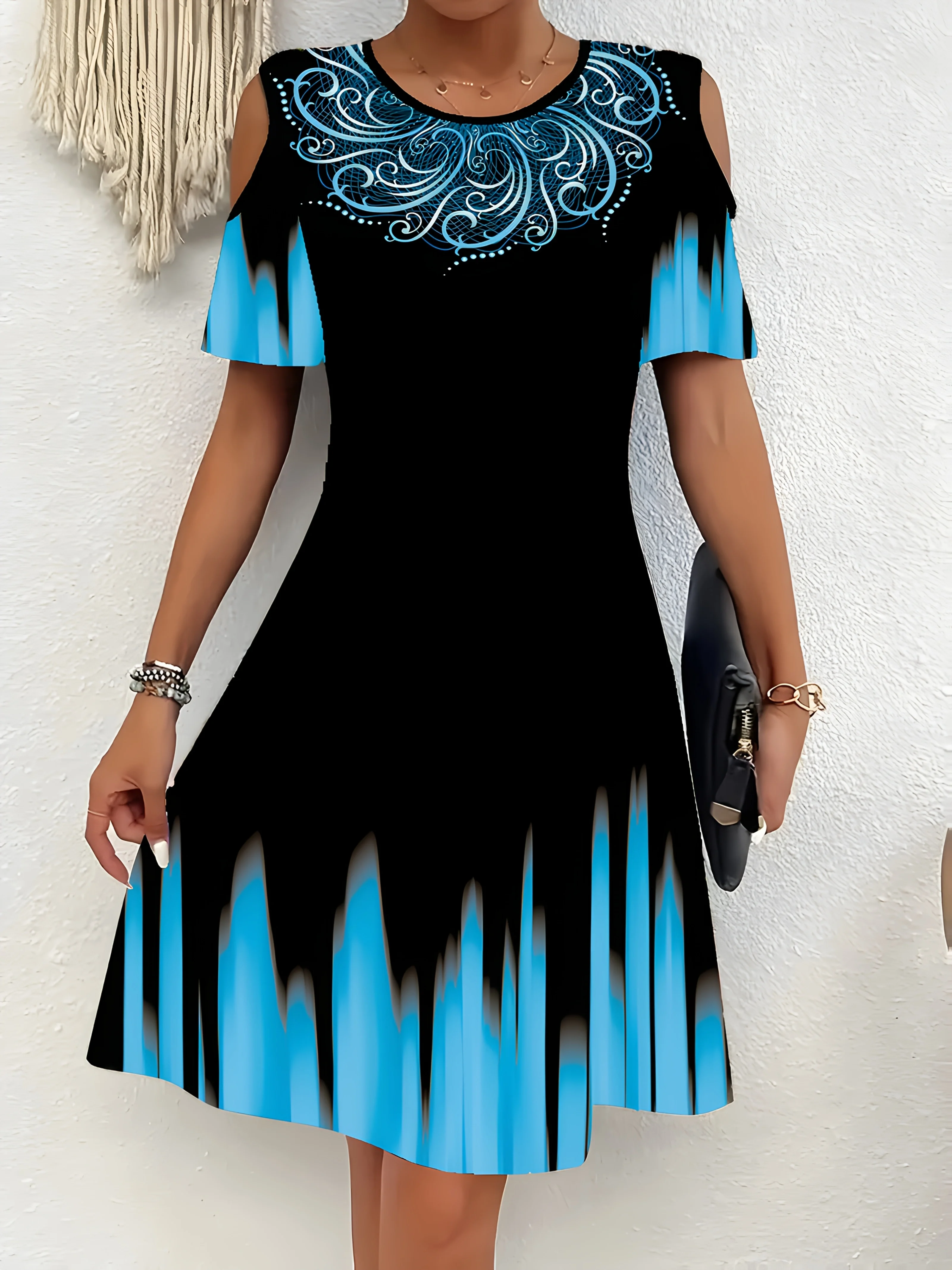 Elegante vestido estampado con hombros descubiertos para mujer: negro con rayas azules, silueta fluida de corte A, cuello redondo, manga corta, perfecto