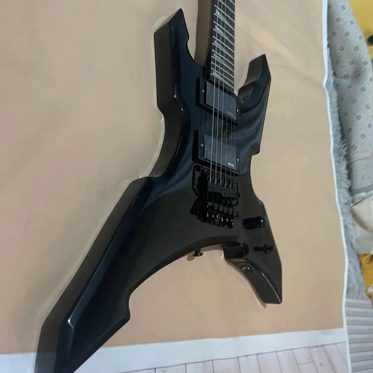 In stock, 6-chord shaped electric guitar with black body and double rocking vibrato pull string board. Real pictures of the ship