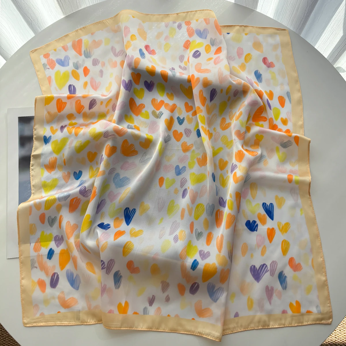 Luxuriöser quadratischer Schal für Frauen, niedliches Damen-Hijab-Halstuch, weicher Fleck, Imitationsseidenschals, eleganter Schal für den täglichen Gebrauch – Detail 3