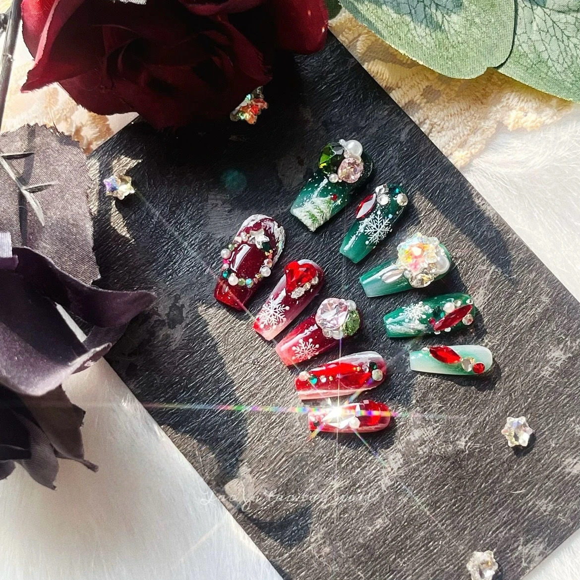

Christmas and New Year sparkling diamond nail art, elegant and gorgeous two-tone nail art, hand-painted snowflake nail art