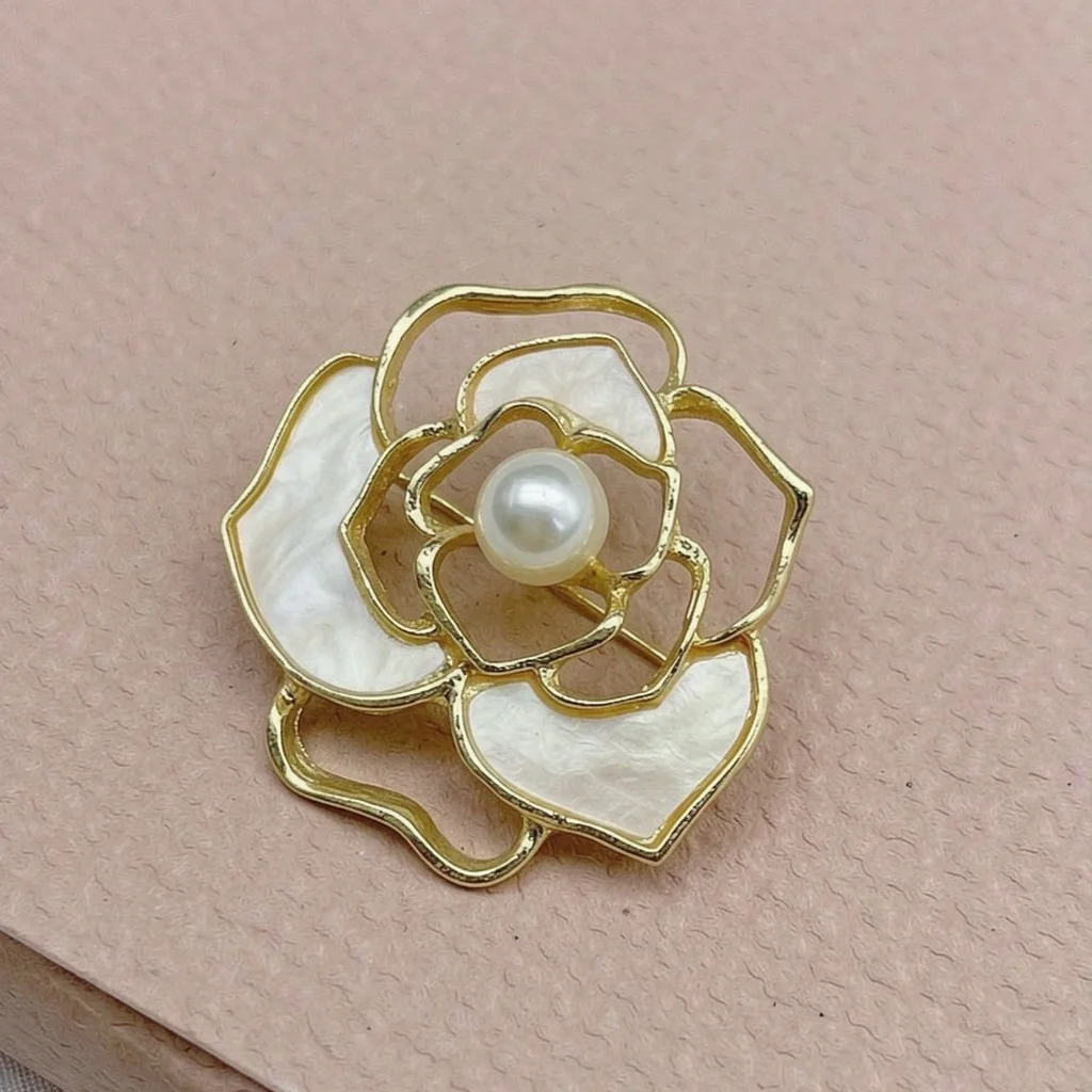New High-End Versatile Metal Lapel Pin, Niche Badge, Decorative Pin, Ins-Style Bow Tie Accessory, Anti-Exposure Brooch, Personalized High-Value DIY Anti-Exposure Tool, Themed Brooch, Elegant European Retro Style, Unique Suit Lapel Pin, Clothing Buckle, Silk Clip