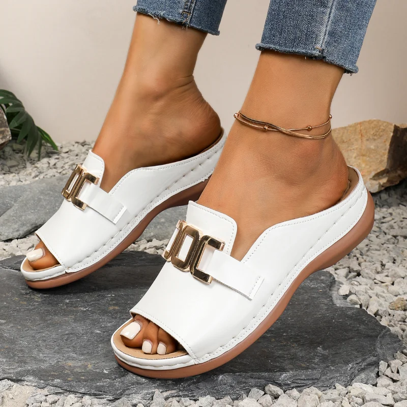أحذية نسائية 2025 الصيف الصلبة النعال النسائية النعال غير رسمية النساء موضة ديكور معدني حجم كبير أحذية السيدات صندل خشبي