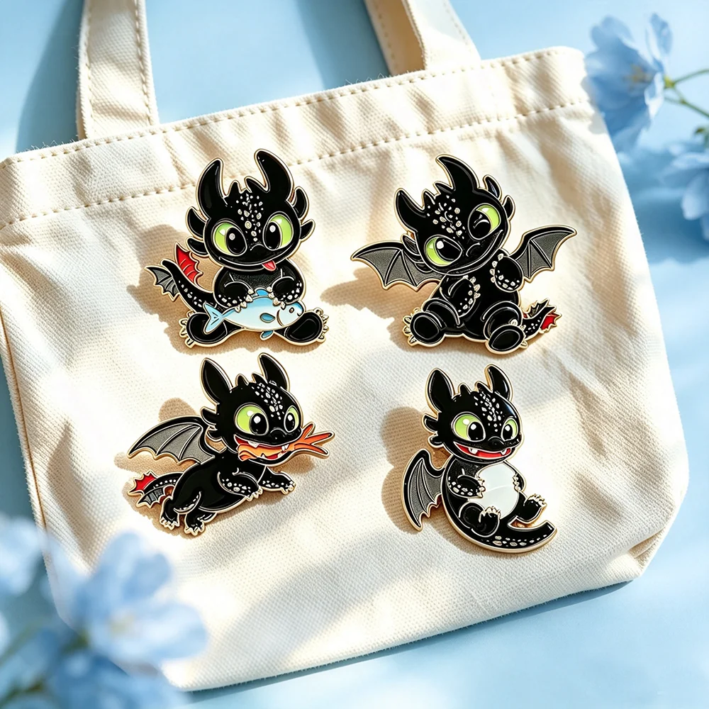 Brooch Pin Gold - 4個入りのかわいい黒いドラゴンのエナメルピンセット。漫画風のファンタジー生物をモチーフにしたラペルブローチ。ゴールドメッキ加工のバッジで、バックパックの装飾に最適。