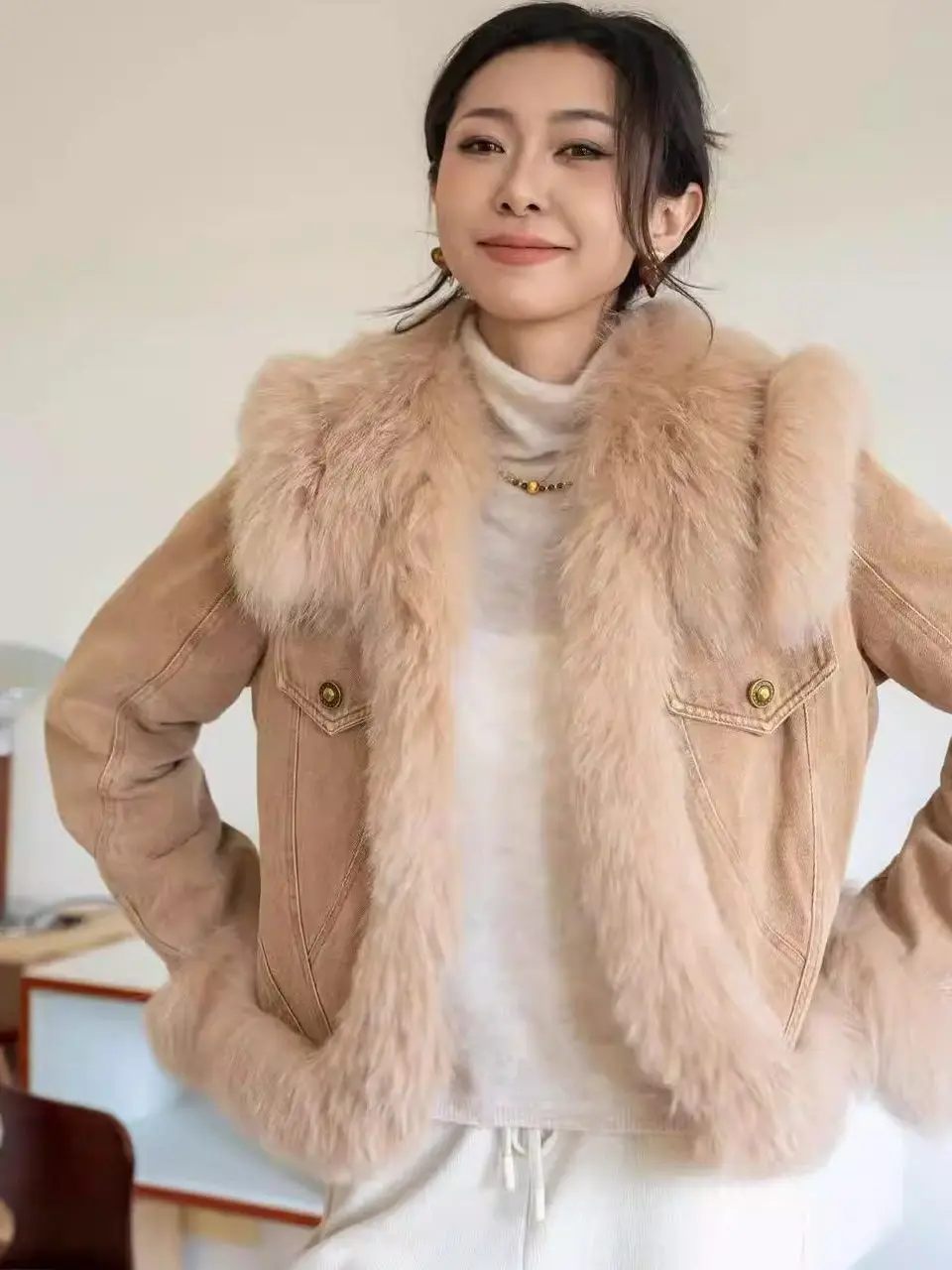 

Весна 2026: Женская джинсовая куртка с меховым воротником (имитация меха), приталенная, для повседневной носки, производство Китай...