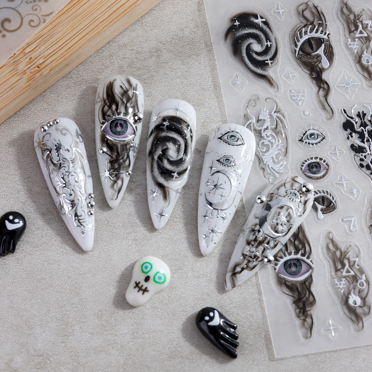 ゴシック調の神秘的なアイネイルステッカー、黒煙の月と星とドラ - Nail Art Maroon のレビューと価格