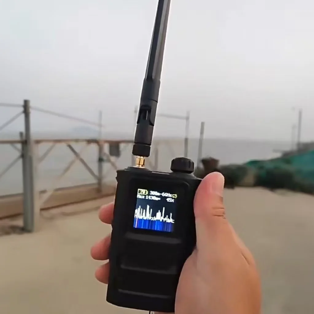 

Portable 2km Handheld Drone Detection System 360 Ultra-Wide Full-Band Antenna 30-6400MHz UAV Detector Remote Control UAV