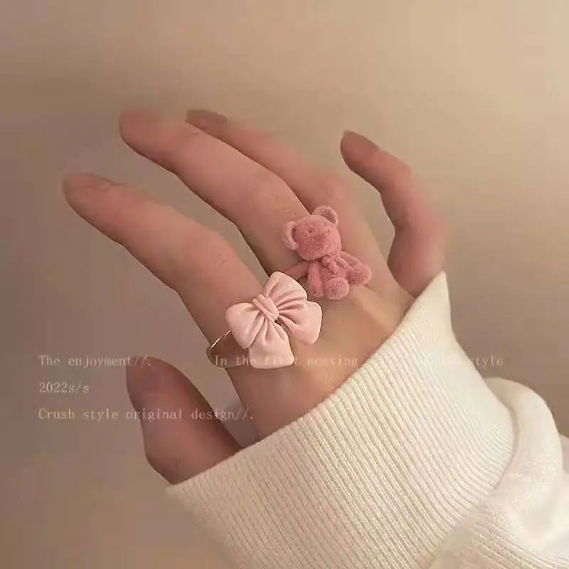 Pink Cute Bear Ring Female Kawaii Candy Color Bow Ring Biżuteria dla kobiet Nowy Kpop Modny Elegancki Urok Estetyczny Y2k Akcesoria