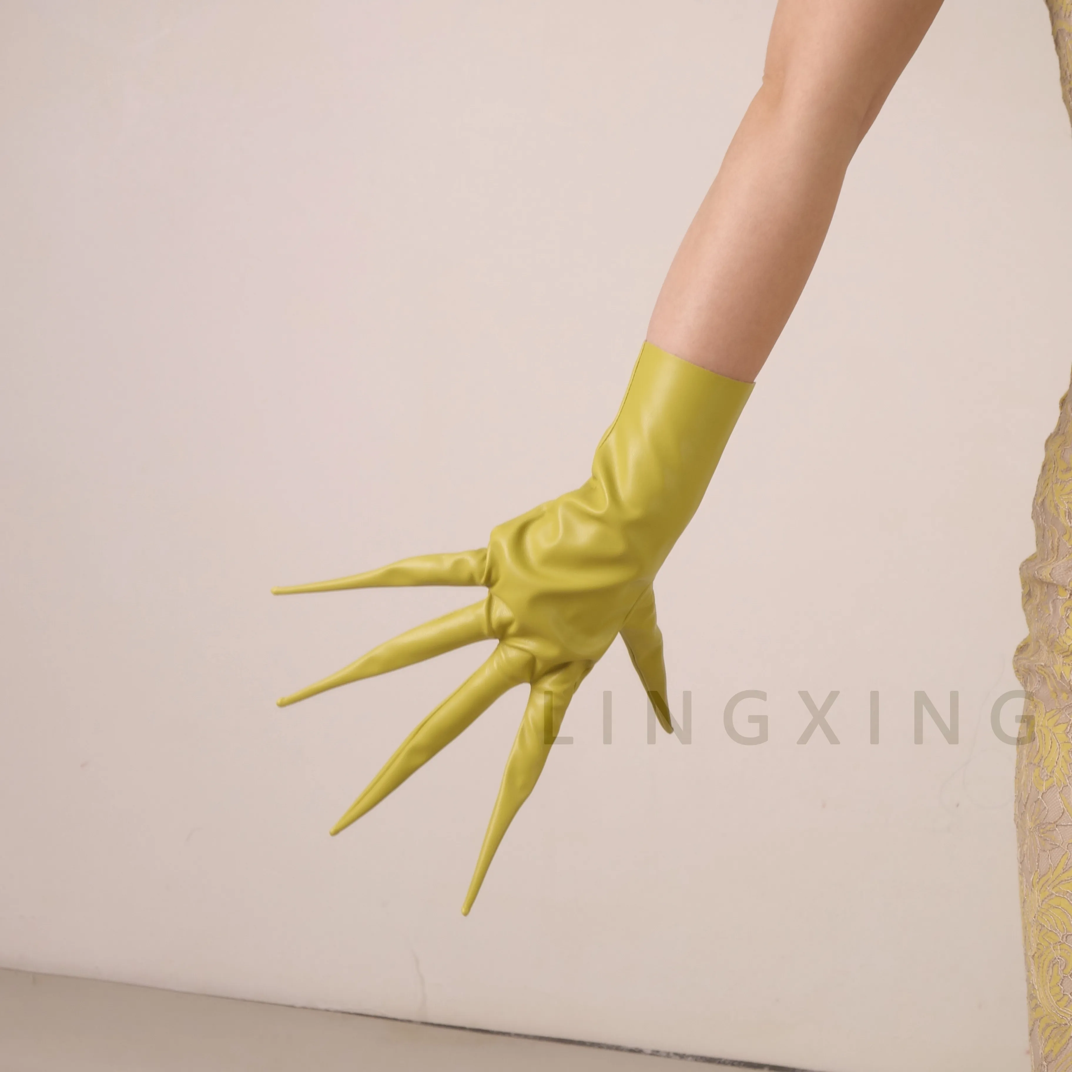 35 cm 14 Zoll spitze Fingerhandschuhe aus patentiertem Kunstleder PU mit langen Spikes an den Schultern, Armwärmer, glänzend schwarz, Pfoten-Drachenknöchel-Design – Detail 25