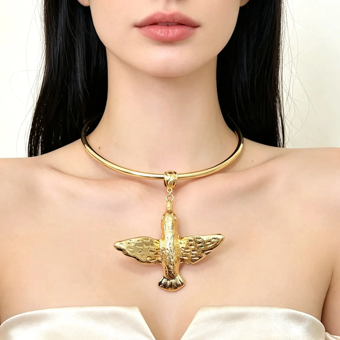 Retro Distressed Texture Bird Collar Necklace for Women Gold-plated Metal Dove Pendant Collar Necklace Fashion Jewelry
