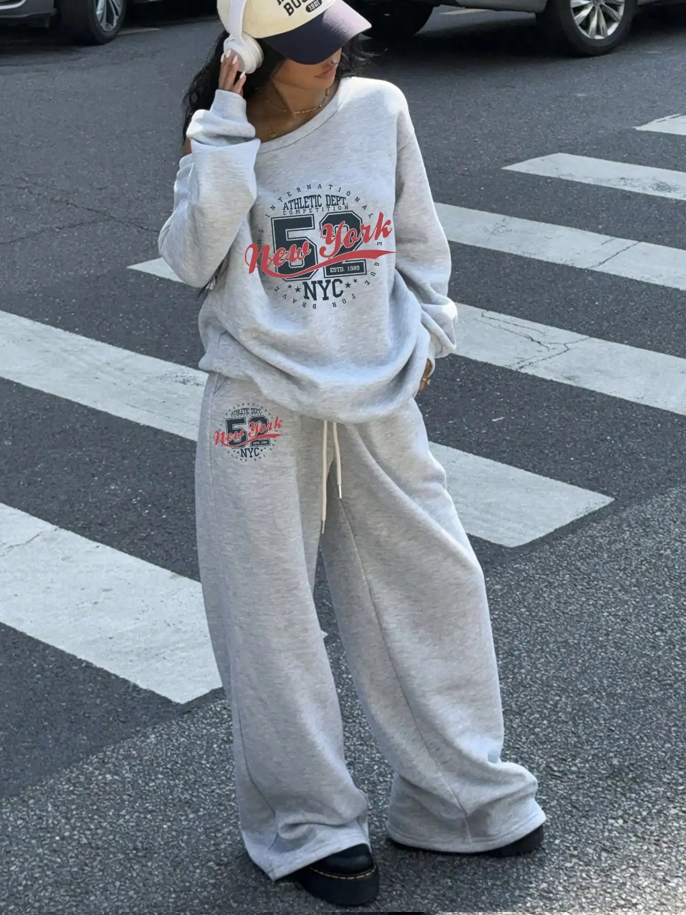 ชุดเสื้อสเวตเชิ้ตเปิดไหล่ขนาดใหญ่ 2 ชิ้นและกางเกงขายาวทรงกว้างสำหรับผู้หญิง พิมพ์ลายกราฟิก NYC สำหรับฤดูใบไม้ร่วงและฤดูหนาว