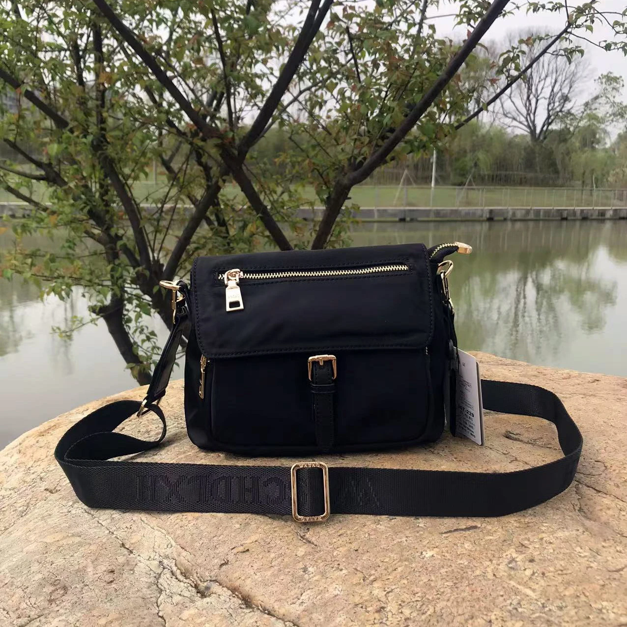 

Новинка 2024 года, нейлоновая сумка через плечо из ткани быка, противоугонная дорожная легкая сумка на одно плечо, женская сумка, трендовая мягкая квадратная сумка