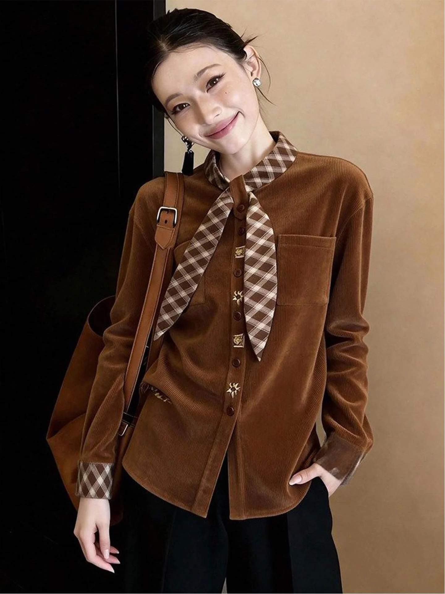 

Spring 2026 Women's irt Coffee Color Plaid Splicing Design Luxury Feel Long Sve Flip Collar Open Cardigan Sle Top