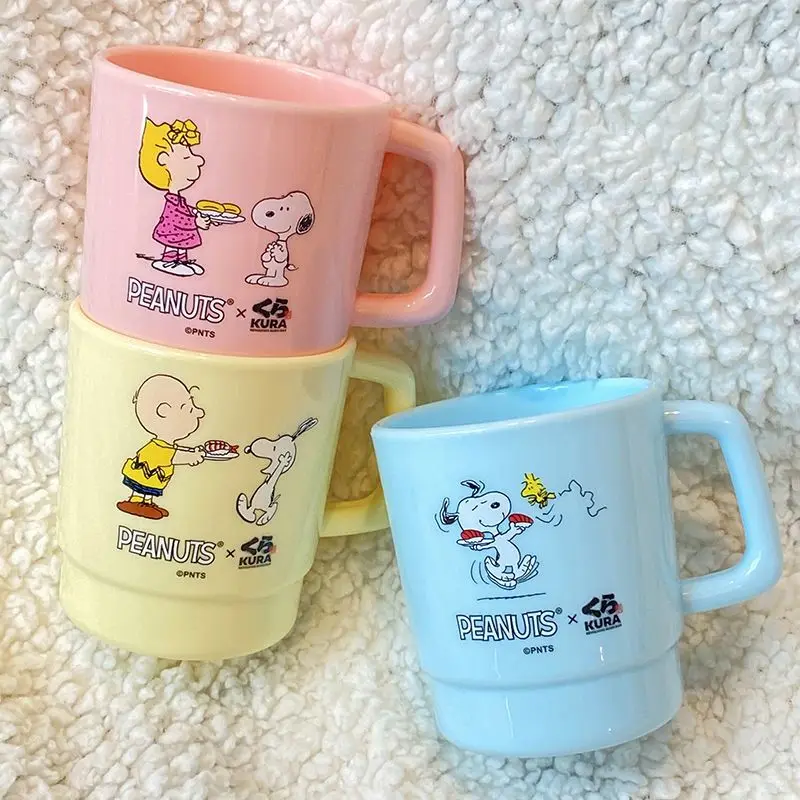 Cute Snoopy's new simple and creative cartoon pattern high-value plastic toothbrush mouthwash cup that is resistant to falling