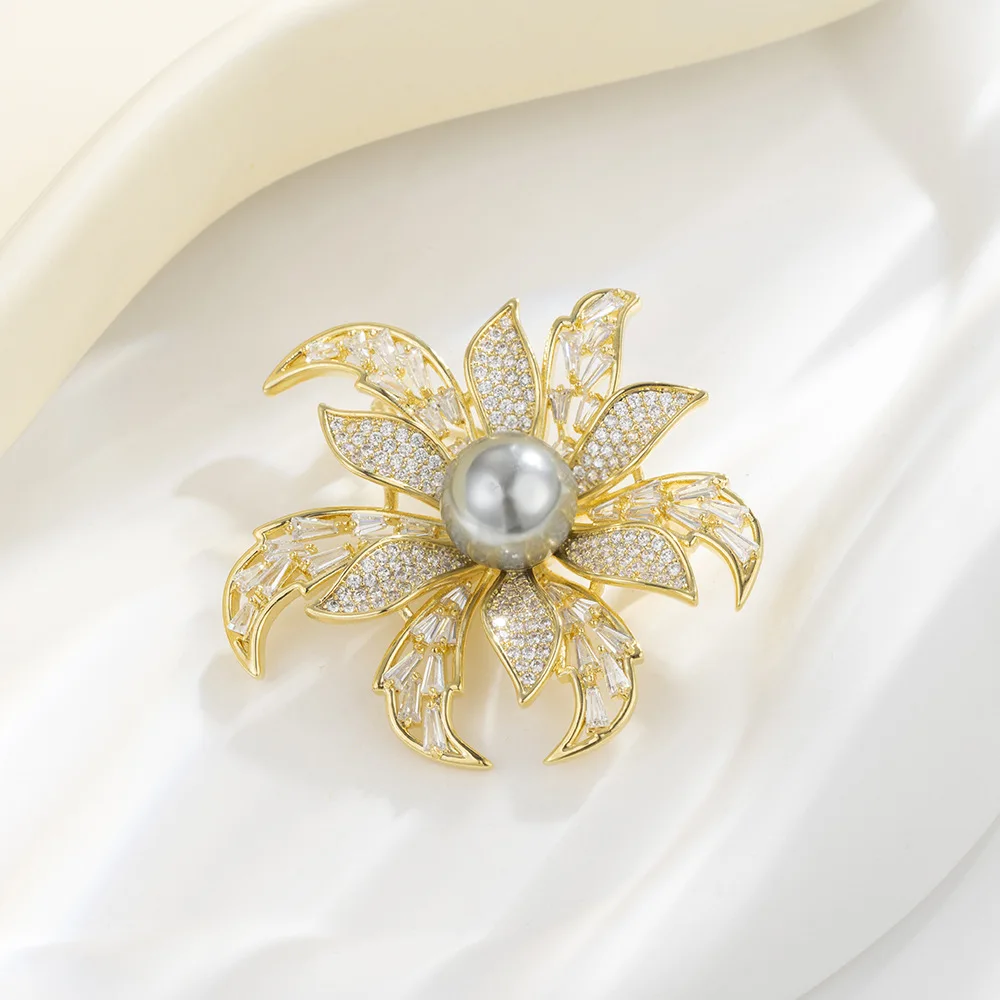 Xiaoxiangfeng light luxury flower brooch