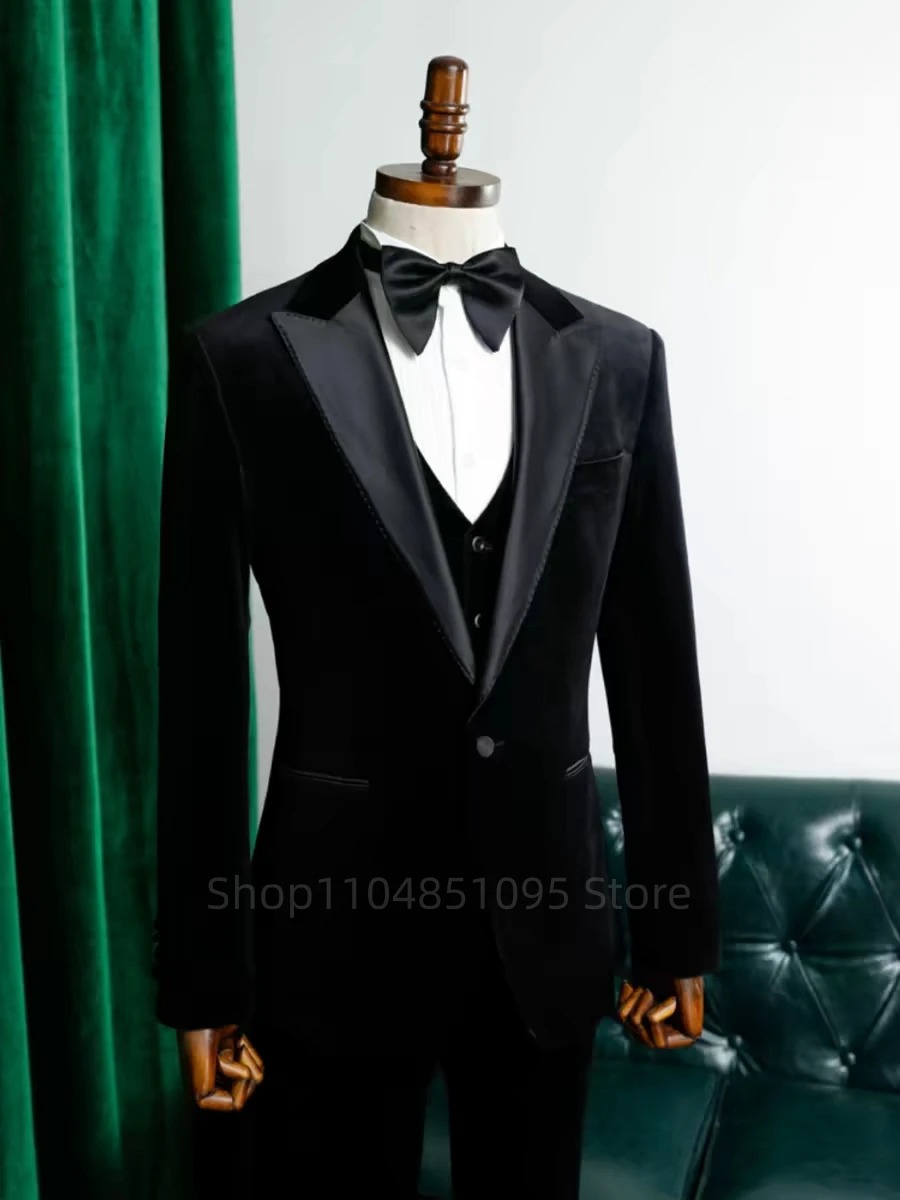 

Мужской черный бархатный костюм-смокинг: однобортный пиджак с острыми лацканами, жилет, брюки. Идеально для свадьбы, выпускного, банкета, деловых мероприятий, для жениха.