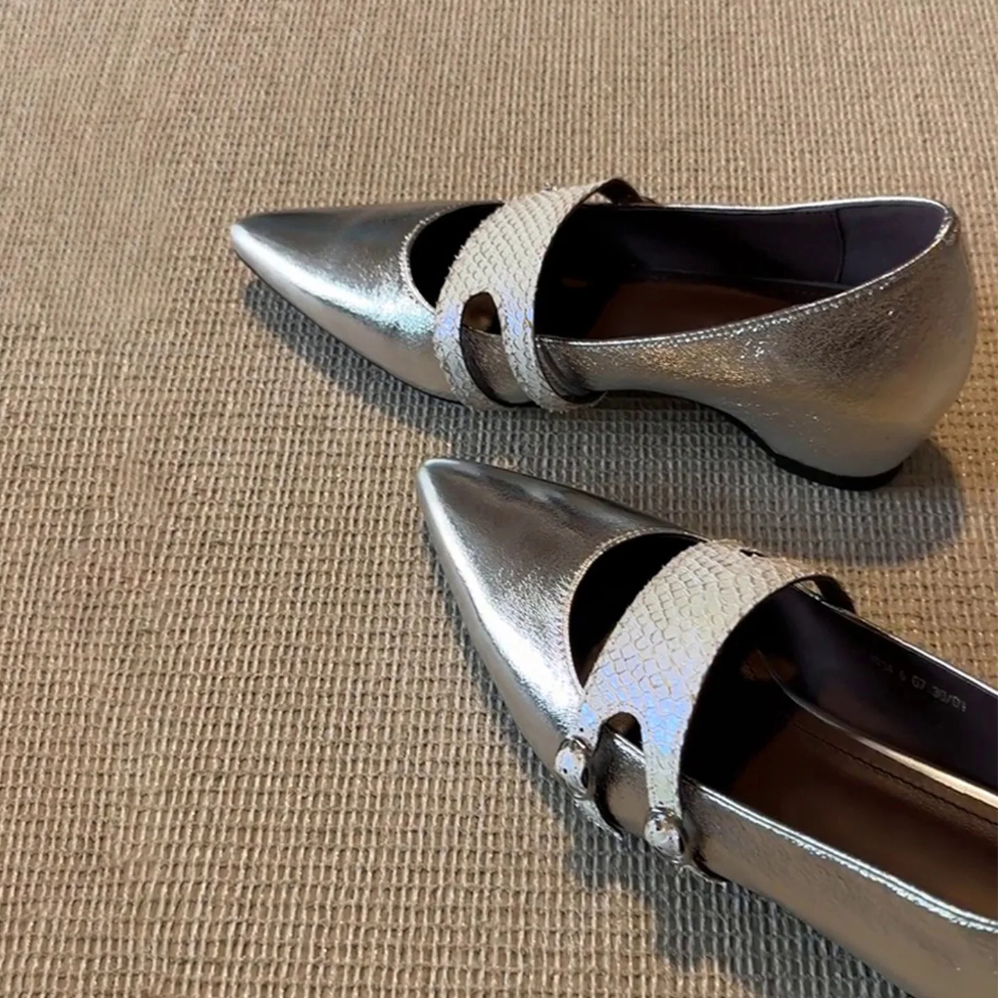 

Retro Pointed Inward Height Mary Jane Shoes Women Shallow Mouth Commuting Shoes, One Foot French Temperament Single Shoes