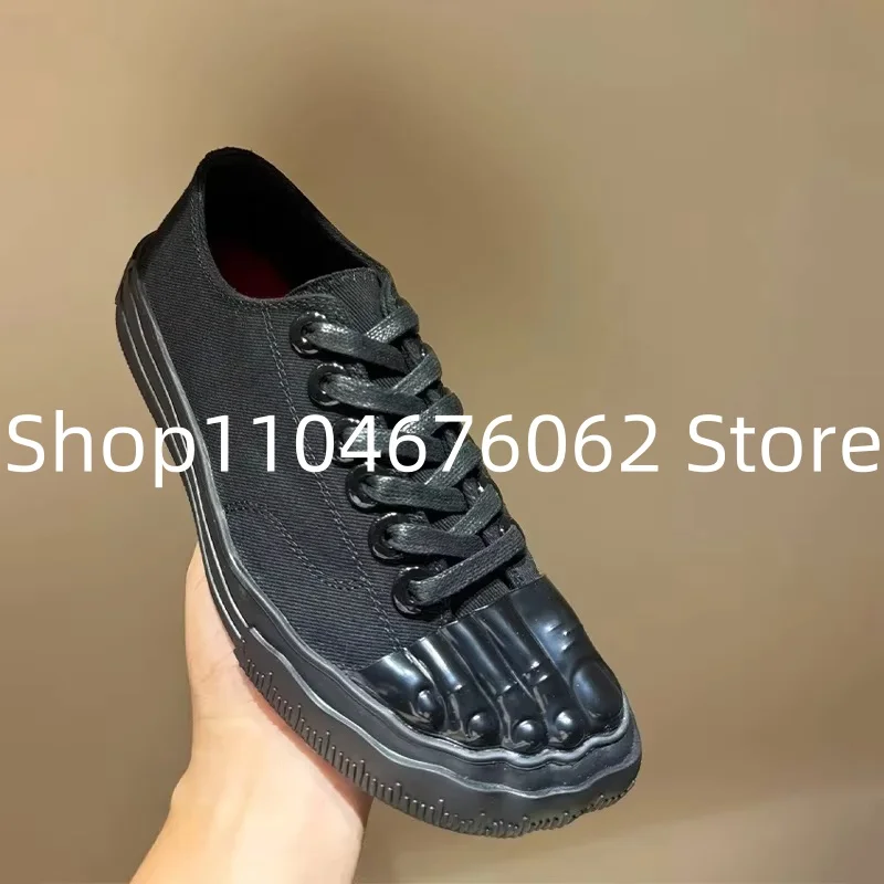 

Новинка 2024 года, парусиновая обувь для пар с золотым носком, оригинальные металлические сращивания, уникальный нишевый дизайн, черные повседневные кроссовки на шнуровке со следами