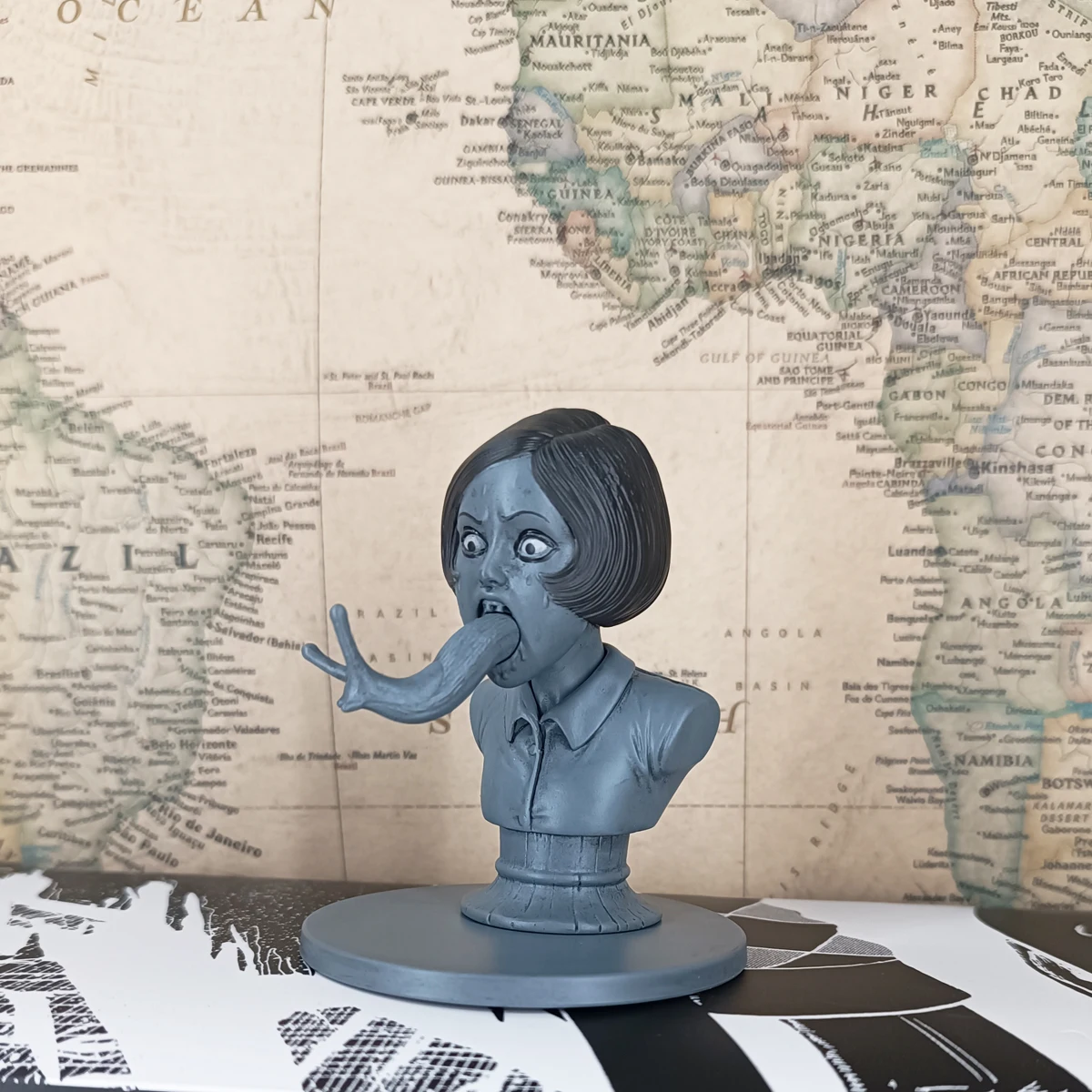 8 teile/satz (7 + 1) Horror Comic Junji Ito Tomie Slug Mädchen Scarecrow Pocket Curse Abbildung Modell Original Sammlung Blind Box