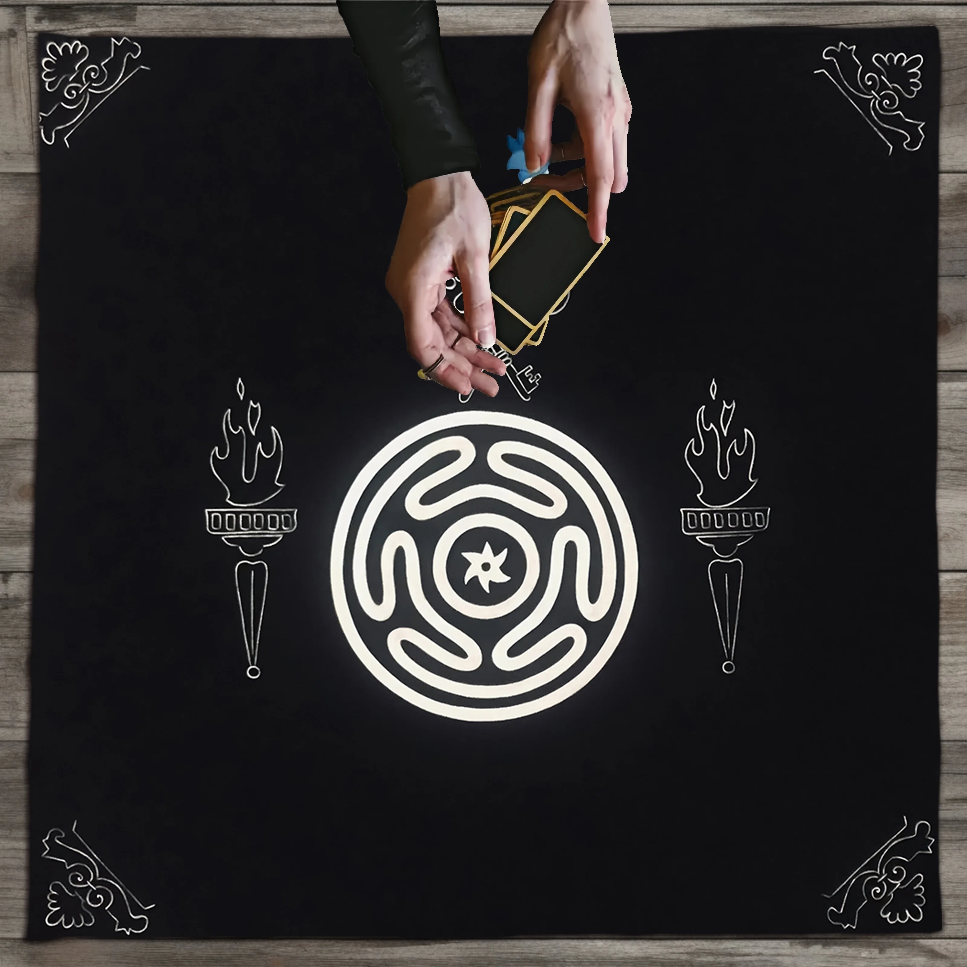 1pc Hecate Tarot Altar Cloth, Botanical Floral Tarot Tablecloth for Pendulum Divination, Ritual Mat, Tarot Card Board Game Pad