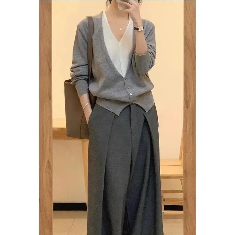 

Gray fake two-piece V-neck knitted cardigan early autumn female design niche French loose short long-sleeved tops gray