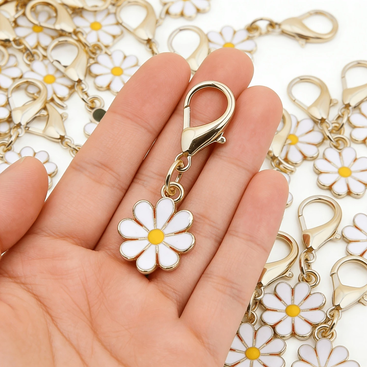 Fashionable daisy decoration keychain, Mother's Day gift, exquisite birthday gift packaging accessories, holiday decoration
