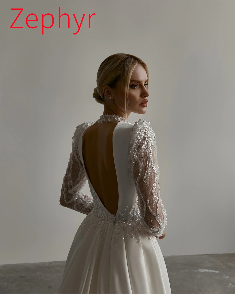 Vestido de novia de satén blanco personalizado de alta calidad, vestidos de novia sexis con cuello alto y mangas largas con tren capilla y perlas de encaje sin espalda