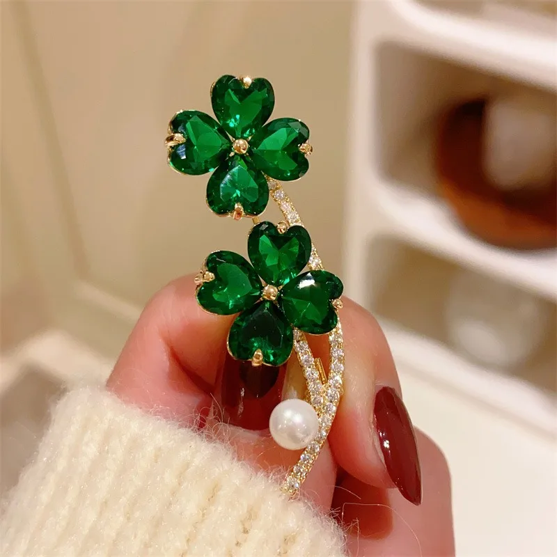 Delicate Green Crystal Lucky Four Leaf Clover Brooches for Women Retro Pearl Lapel Pin Female Wedding Clothing Jewelry