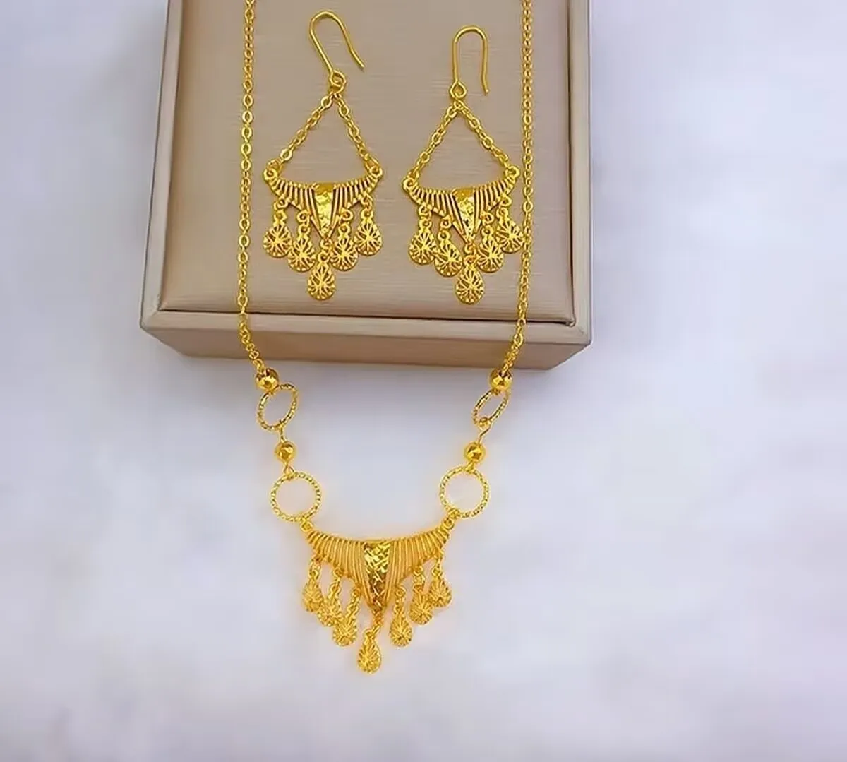 

Новый Саудовская Аравия США 24 К позолоченный сплав ожерелье серьги свадебная вечеринка женский комплект ювелирных изделий YY10674